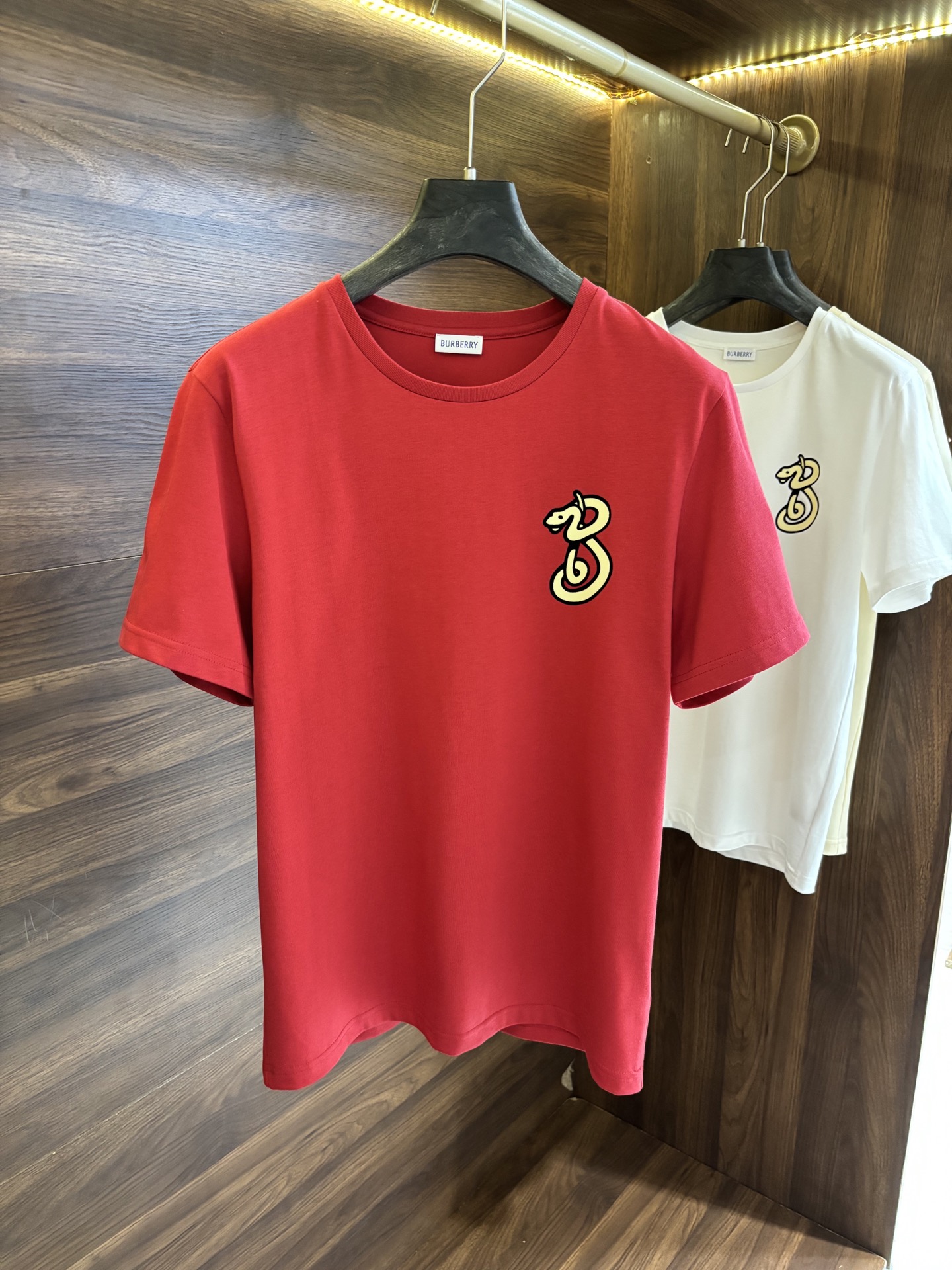  New#
🟥 Burberry/巴宝莉圆领短袖 蛇年首发25ss春夏新品植绒短袖T恤，胸前印有搭配蛇年