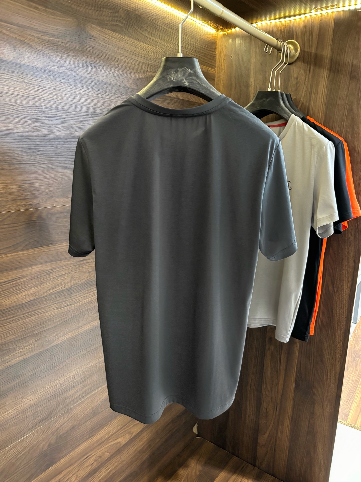 New#
🟥Kiton 奇顿 2025春夏新款男士圆领T恤短袖，冰感爽滑~弹力垂顺纯色圆领短袖T恤，一