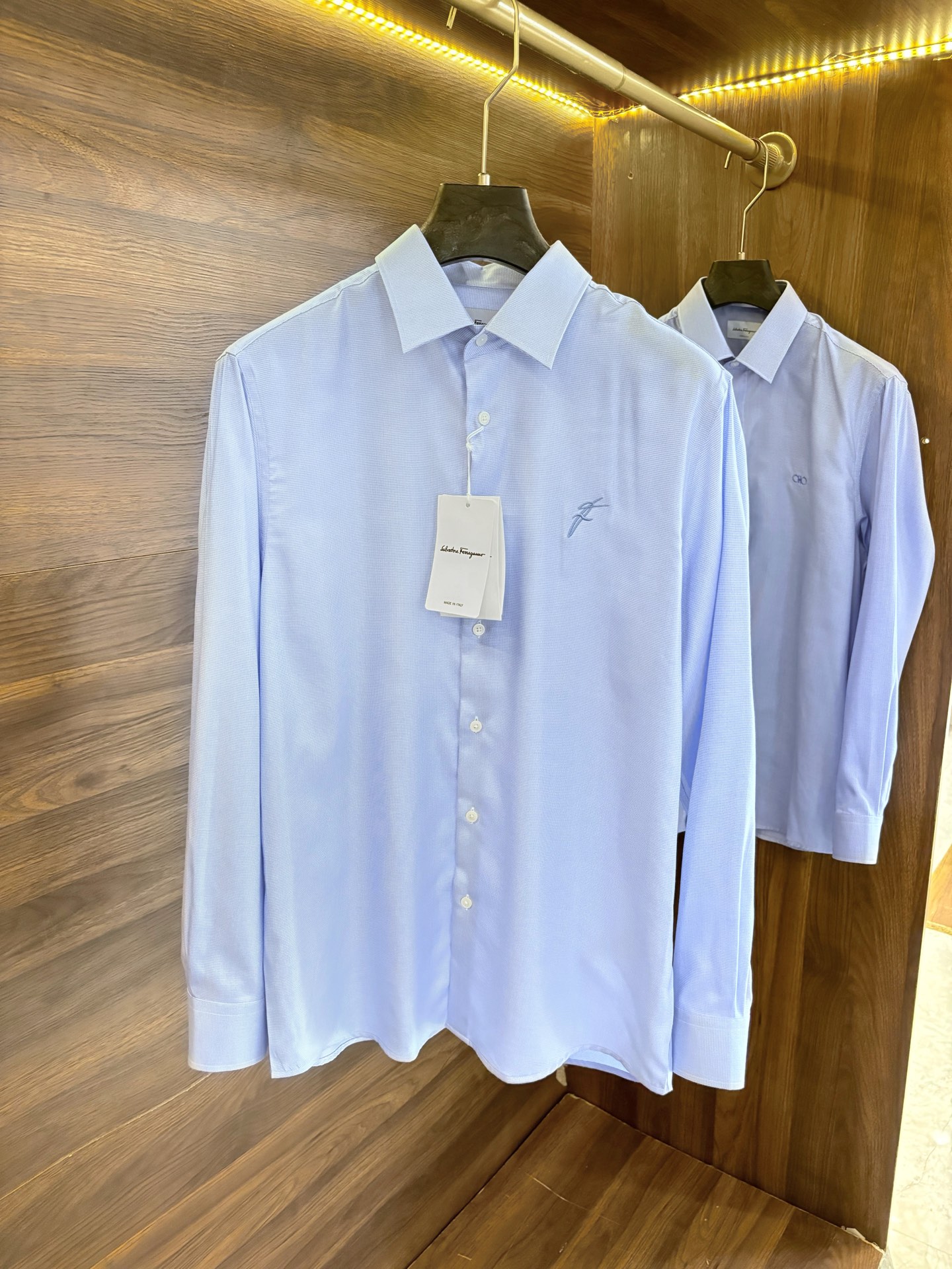 NO:131369,New# SF Ferragamo Men's business and casual plaid long-sleeved shirt, high-end luxury ready-to-wear series, platinum-grade full-quality, pure blood quality, born from classics, a must-have brand item every season, in every season, the new season continues the design of FF home, and is a soul-like existence!  Leading with fabrics and craftsmanship, Italy imported mulberry silk fixed fabric has an invincible texture, excellent skin-friendly and comfortable nature, and is an indispensable item in the wardrobe!  The details are exquisite and sophisticated, first-class quality, and impeccable. The selected Spanish top natural mother buckles have a unique texture structure, and are well-stroked and impeccable!  It is both commuting and casual and has no age limit. It can interpret a super-style urban elite sense and is a fashionable item with a very high degree of control!  Light blue lattice, code number 38-43 (S-3XL), ferragamo, fendi,shirts,alexander wang19860909New# SF 菲拉格慕 男士商务休闲格子长袖衬衫,高端奢侈成衣系列,白金级全品相,纯正血统臻品,因经典而生,每季必出的招牌单品,在每一季轮回,新一季仍然延续了FF家的设计,属于灵魂式的存在！以面料和工艺为主导,意大利进口桑蚕丝定织面料,质感无敌细腻,亲肤性与舒适性极佳,属于衣橱不可或缺的单品！细节精湛考究,品相一流,无可挑剔,甄选的西班牙顶级天然母贝扣,每一粒都有着独一无二的纹理构造,走线严丝合缝,无可挑剔！即通勤亦休闲混搭,无年龄层次限定,可以诠释出超具型格的都市精英感,属于驾驭度极高的时髦单品！ 颜色浅蓝格子 码数38-43（S-3XL）,,ferragamo,fendi,shirts,alexander wang,Men's clothing