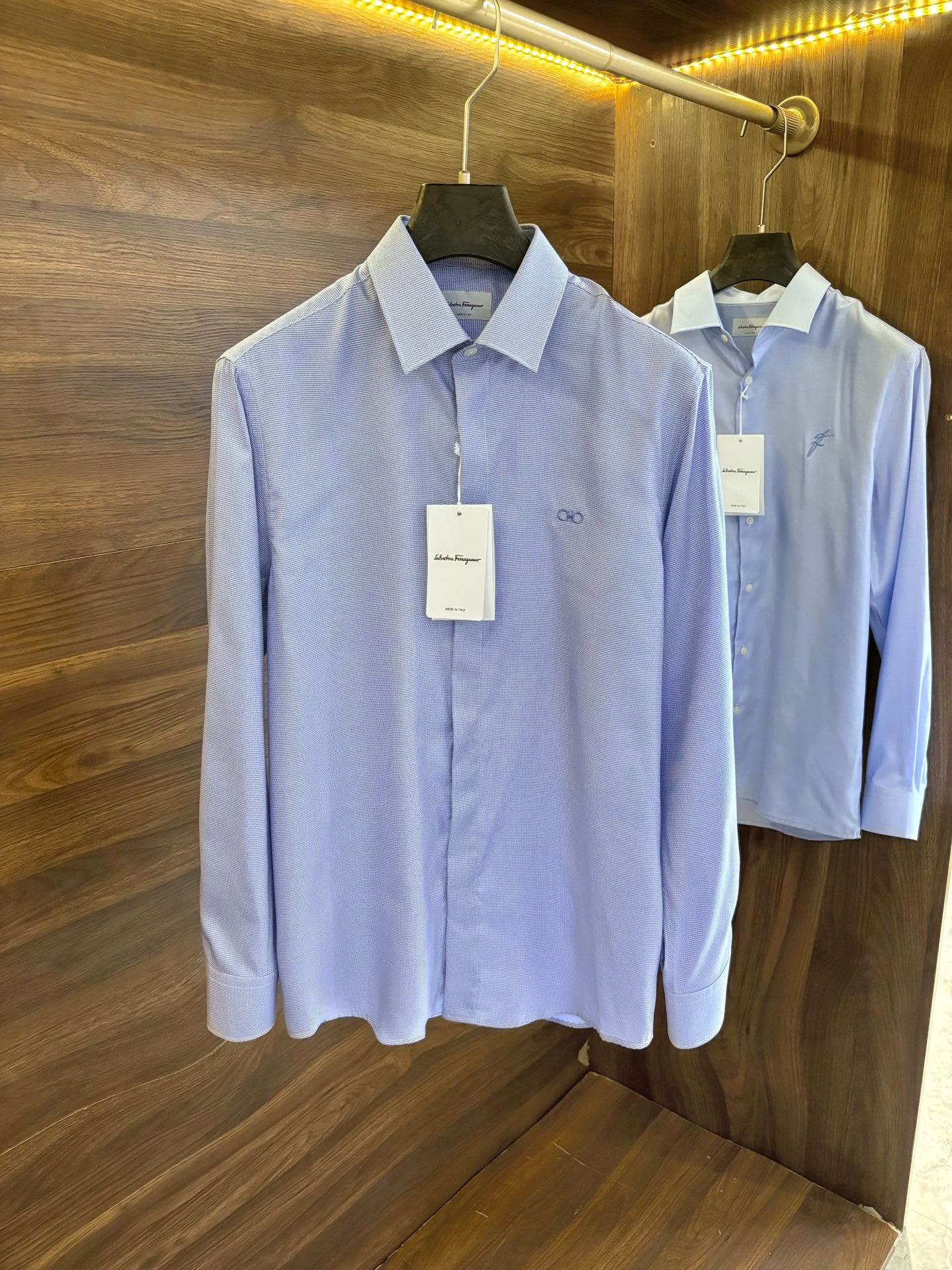 NO:131371,New# SF Ferragamo Men's business and casual plaid long-sleeved shirt, high-end luxury ready-to-wear series, platinum-grade full-quality, pure blood quality, born from classics, a must-have brand item every season, in every season, the new season continues the design of FF home, and is a soul-like existence!  Leading with fabrics and craftsmanship, Italy imported mulberry silk fixed fabric has an invincible texture, excellent skin-friendly and comfortable nature, and is an indispensable item in the wardrobe!  The details are exquisite and sophisticated, first-class quality, and impeccable. The selected Spanish top natural mother buckles have a unique texture structure, and are well-stroked and impeccable!  It is both commuting and casual and has no age limit. It can interpret a super-style urban elite sense and is a fashionable item with a very high degree of control!  Color dark blue grid number 38-43 (S-3XL), ferragamo, fendi,shirts,alexander wang19860909New# SF 菲拉格慕 男士商务休闲格子长袖衬衫,高端奢侈成衣系列,白金级全品相,纯正血统臻品,因经典而生,每季必出的招牌单品,在每一季轮回,新一季仍然延续了FF家的设计,属于灵魂式的存在！以面料和工艺为主导,意大利进口桑蚕丝定织面料,质感无敌细腻,亲肤性与舒适性极佳,属于衣橱不可或缺的单品！细节精湛考究,品相一流,无可挑剔,甄选的西班牙顶级天然母贝扣,每一粒都有着独一无二的纹理构造,走线严丝合缝,无可挑剔！即通勤亦休闲混搭,无年龄层次限定,可以诠释出超具型格的都市精英感,属于驾驭度极高的时髦单品！ 颜色深蓝格子 码数38-43（S-3XL）,,ferragamo,fendi,shirts,alexander wang,Men's clothing