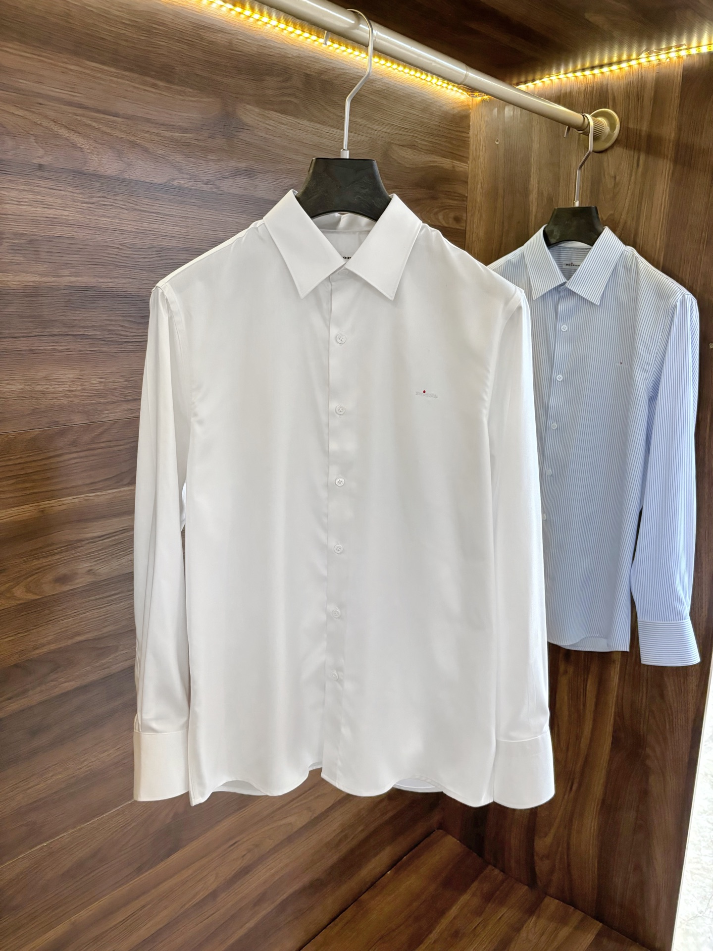 NO:131375,New# kiton Red button logo exclusive, fashionable and clean style long-sleeved shirt, this shirt combines traditional craftsmanship and modern design, presenting you with a fashionable image full of personality and charm. Kiton's pursuit of quality has never stopped. It uses fixed weaving twill fabrics to make fabrics. Whether it is the smoothness of the lines or the texture of the fabric, it shows the brand's ultimate pursuit of details. Every detail has been carefully polished to ensure that you can enjoy an unparalleled quality experience. It is also unique in design, perfectly integrating classic elements with modern fashion. The unique red dot cufflink design and simple and elegant tailoring reflect the brand's fashion attitude and extraordinary taste. Whether it is worn alone or with a jacket, you can easily show your fashion charm. Color white 38-43,,jackets & coats,shirts,alexander wang19860909New# kiton 奇顿 红纽扣标志专属,时尚净色款式长袖衬衫,这款衬衫融合了传统工艺与现代设计,为您呈现出一个充满个性与魅力的时尚形象. Kiton对品质的追求从未停止,采用了定织斜纹工艺制作面料,无论是线条的流畅性还是布料的质感,都展现了品牌对细节的极致追求.每一个细节都经过精心打磨,确保您能够享受到无与伦比的品质体验. 在设计上也独具匠心,将经典元素与现代时尚完美融合.独特的红点袖扣设计,简洁大方的剪裁,都体现了品牌的时尚态度与非凡品味.无论是单穿还是搭配外套,都能轻松展现出您的时尚魅力. 颜色白色 码数38-43,,jackets & coats,shirts,alexander wang,Men's clothing