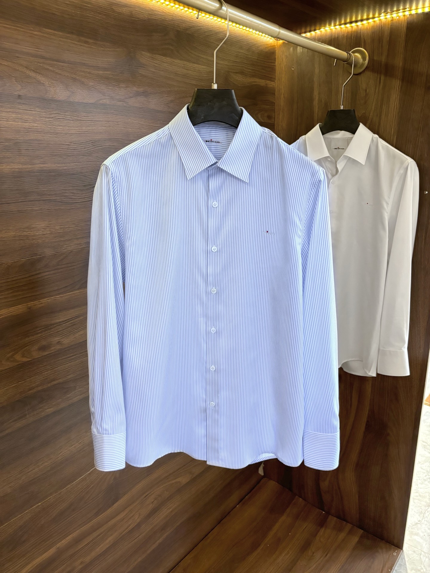 NO:131376,New# kiton Men's high-end business casual striped long-sleeved shirt, this shirt combines traditional craftsmanship and modern design, presenting you with a fashionable image full of personality and charm. As a recognized fashion item, striped shirts are undoubtedly one of the most vital elements in the fashion circle. Kiton's pursuit of quality has never stopped. It uses fixed weaving twill craft to make fabrics. Whether it is the smoothness of the lines or the texture of the fabric, it shows the brand's ultimate pursuit of details. Every detail has been carefully polished to ensure that you can enjoy an unparalleled quality experience. It is also unique in design, perfectly integrating classic elements with modern fashion. The simple and elegant tailoring reflects the brand's fashion attitude and extraordinary taste. Whether it is worn alone or with a jacket, you can easily show your fashion charm!  Color blue stripes 38-43, Jackets & coats,shirts,alexander wang19860909New# kiton 奇顿 男士高端商务休闲条纹长袖衬衫,这款衬衫融合了传统工艺与现代设计,为您呈现出一个充满个性与魅力的时尚形象.条纹衬衫作为公认的时尚单品,无疑是时尚圈生命力最强的元素之一, Kiton对品质的追求从未停止,采用了定织斜纹工艺制作面料,无论是线条的流畅性还是布料的质感,都展现了品牌对细节的极致追求.每一个细节都经过精心打磨,确保您能够享受到无与伦比的品质体验. 在设计上也独具匠心,将经典元素与现代时尚完美融合.简洁大方的剪裁,都体现了品牌的时尚态度与非凡品味.无论是单穿还是搭配外套,都能轻松展现出您的时尚魅力！ 颜色蓝条纹 码数38-43,,jackets & coats,shirts,alexander wang,Men's clothing