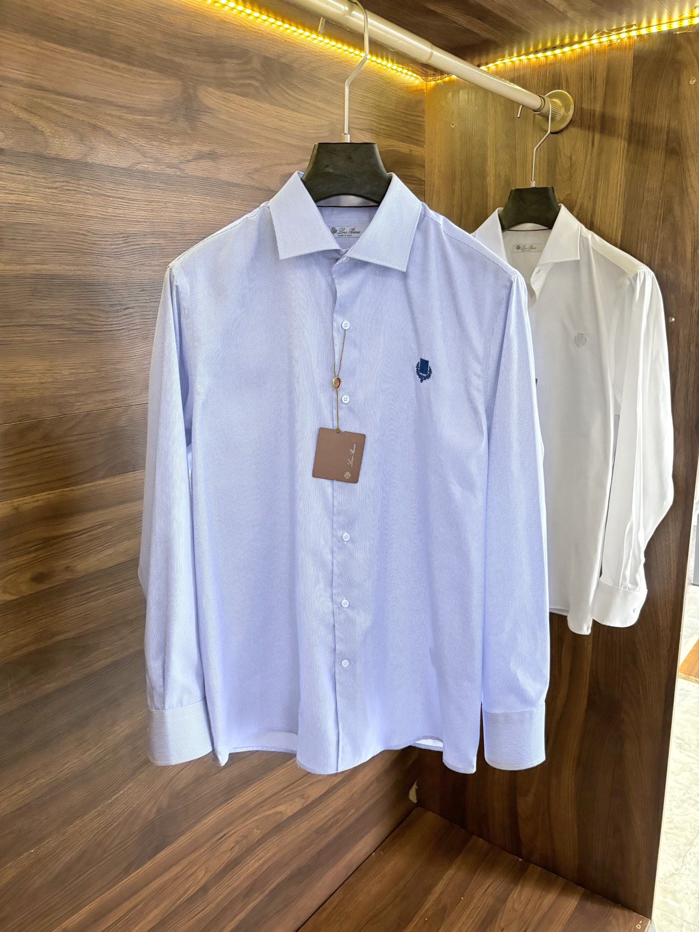 NO:131382,New# LP Old Qian Style Men's striped casual long-sleeved men's shirts, a trading company channel product, with perfect appearance, pure blood quality, and striped shirts highlight the gentleman's demeanor. Fashion with typical Italian style is quite exquisite in fabric selection and craftsmanship, which is very consistent with the aesthetic tone of LP, low-key and luxurious, elegant and noble, and every detail proves the brand's own sense of luxury!  As a recognized fashion item, shirts are undoubtedly one of the most vital elements in the fashion circle. The fabrics and accessories are all supplied by foreign merchants. They are heavy-weight long leash cotton imported from Turkey, double-strand 120 high-strand yarn, and the garment process of the old Italian workshop is fixed and weaving and dyeing. The texture is delicate and soft, and the cotton feel is full, and the experience is excellent!  It is also very outstanding in terms of details, with a small business sense and a strong Italian casualness. The simple and neat tailoring can further highlight the highlights of the details. Color blue stripes. Number of 38-43, loro piana,shirts,alexander wang19860909New# LP 老钱风 男士条纹休闲长袖男士衬衫,贸易公司渠道货,品相完美如斯,纯正血统品质,条纹衬衫突出绅士的风度. 颇具意大利典型风格的时装,在面料选取和工艺方面都相当考究,极符合LP美学基调,低调且奢华,优雅且高贵,每一个细节都在力证品牌自身的高级感！ 衬衫作为公认的时尚单品,无疑是时尚圈生命力最强的元素之一, 面料和辅料皆为外商客供,重磅土耳其进口长绒棉,双股120高支纱线,意大利本土老牌工坊成衣工序定织定染,肌理细腻柔软,棉感十足,体验感极佳！ 在细节方面亦是非常出色,小商务感,还有浓浓的意式休闲在里面,简单利落的剪裁更能突显出细节的亮点. 颜色蓝条纹 码数38-43,,loro piana,shirts,alexander wang,Men's clothing