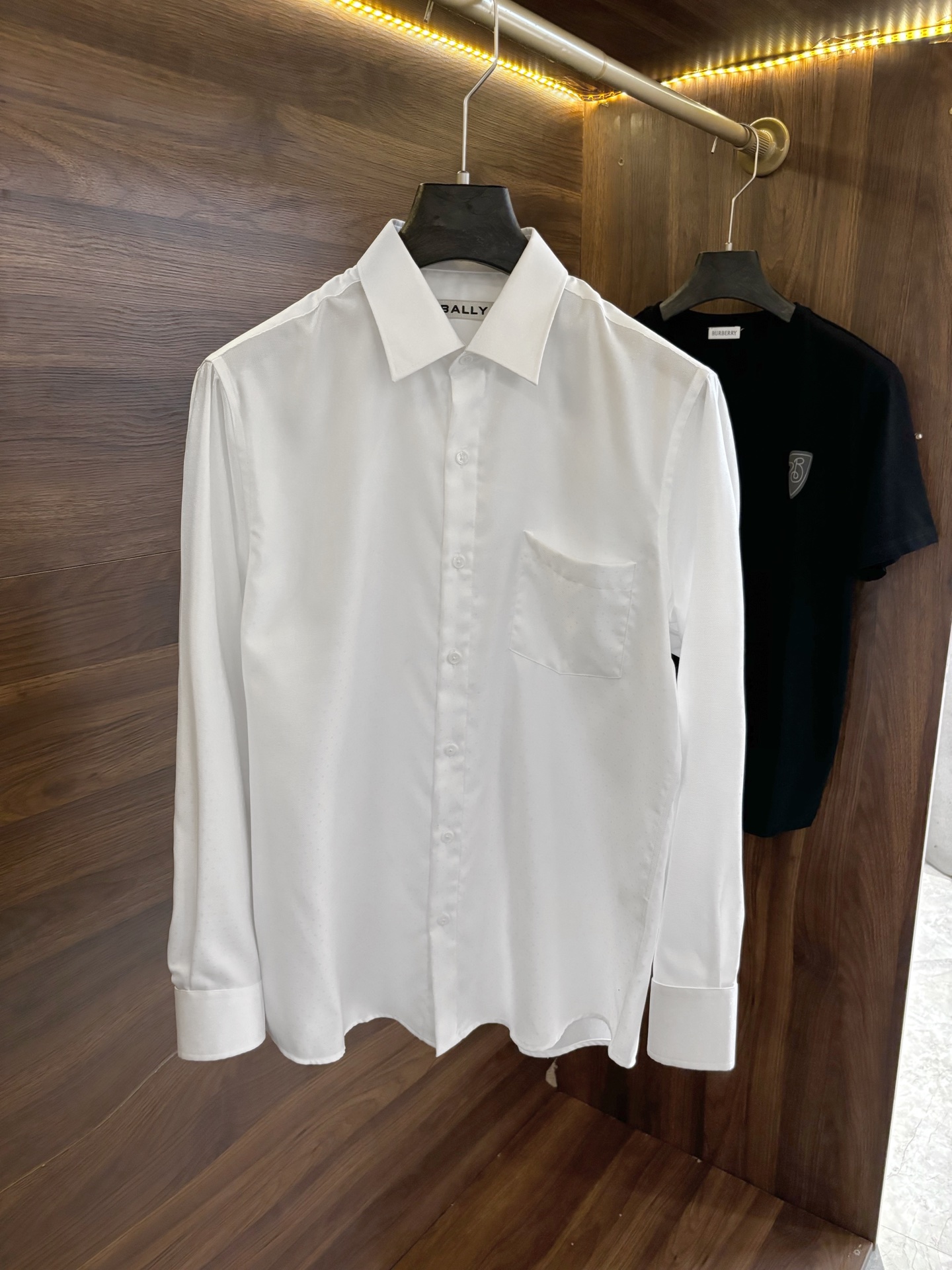 NO:131388,New# BALLY jacquard pattern long-sleeved shirt, a quality choice, and elegant. In busy urban life, a decent shirt is a must-have for business and casual occasions. With its excellent quality and unique design, it brings you a brand new shirt experience. The BALLY shirt is made of high-quality fabrics, carefully tailored and sewn, and every inch reveals the craftsman's attentiveness and concentration. Whether it is the crisp neckline or the exquisite cuffs, you can stand out from the crowd. The unique and simple design without losing elegance is the design concept of BALLY shirt. Whether it is the classic solid color style or the fashionable stripes and plaid patterns, it can meet your matching needs for different occasions. Wear it, let you show your gentlemanly style.  Whether it is business negotiations or leisure gatherings, it can make you the focus of the audience. Open a new chapter of elegant life!  Color white jacquard number 38-43,,shirts,alexander wang19860909New#  BALLY 提花图案长袖衬衫,品质之选,优雅尽显 在繁忙的都市生活中,一件得体的衬衫是商务与休闲场合的必备之选.以其卓越的品质和独特的设计,为您带来全新的衬衫体验.BALLY衬衫采用高品质面料,经过精细的剪裁与缝制,每一寸都透露出匠人的用心与专注.无论是领口的挺括还是袖口的精致,都让您在人群中脱颖而出.  设计独特简约而不失优雅,是BALLY衬衫的设计理念.无论是经典的纯色款式还是时尚的条纹、格纹图案,都能满足您不同场合的搭配需求.穿上它,让您尽显绅士风范. 无论是商务洽谈还是休闲聚会,它都能让您成为全场的焦点.开启优雅生活的新篇章吧！ 颜色白色提花 码数38-43,,shirts,alexander wang,Men's clothing