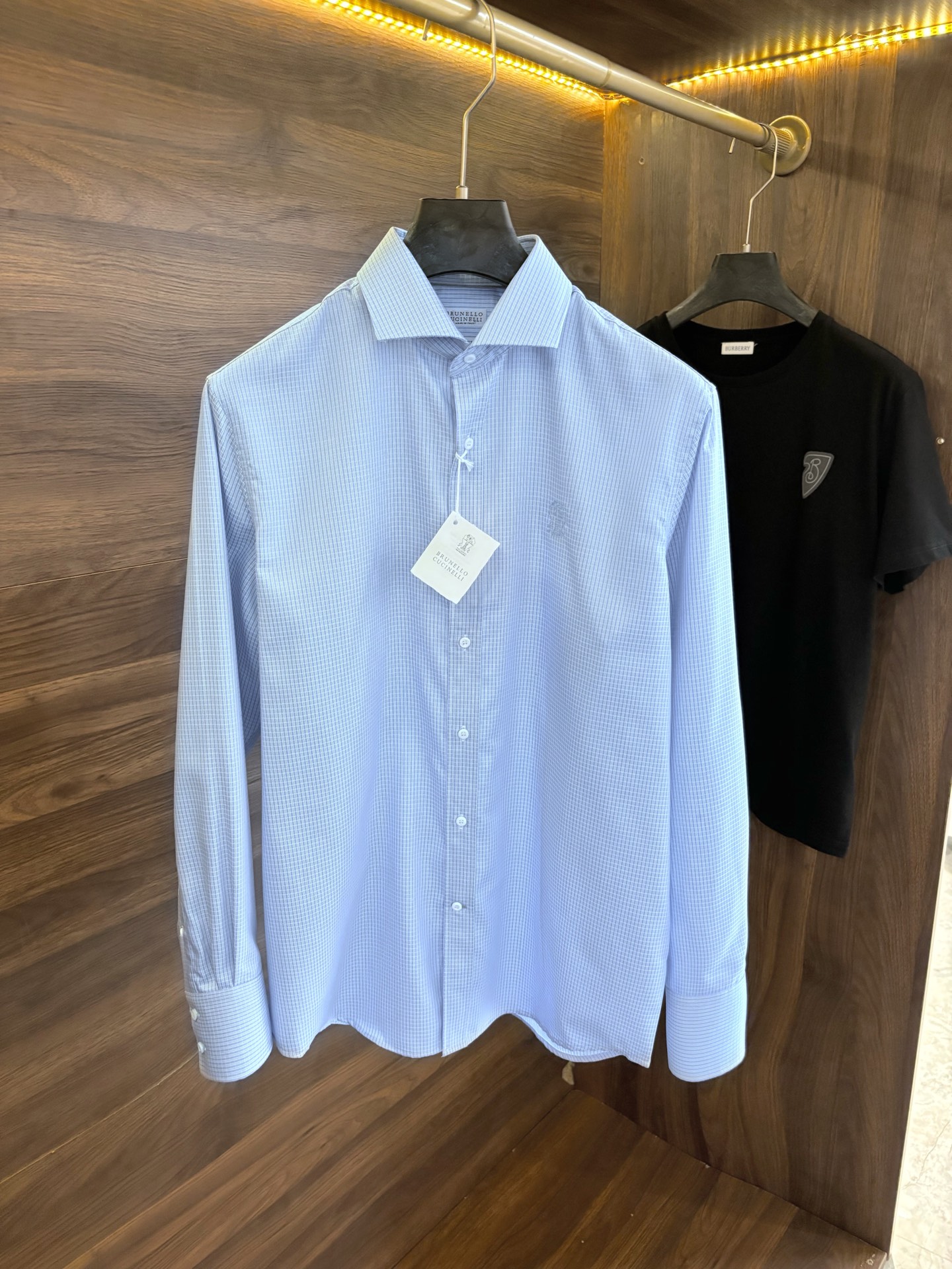 NO:131391,New# Bru**llo Cuci**lli Men's Business and Casual Plaid Long Sleeve Shirt. Official Synchronous Series! Fashion with typical Italian style is quite exquisite in fabric selection and craftsmanship, which is very consistent with the aesthetic tone of BC, low-key and luxurious, elegant and noble. Every detail proves the brand's own sense of luxury! As a recognized fashion item, plaid shirts are undoubtedly one of the most vital elements in the fashion circle. They appear very frequently, are simple and distinctive. They are a good medicine for improving vision. In terms of outfits, they are both refreshing and age-reducing and fashionable, and they are intellectual and elegant, showing their taste and temperament, with various label symbols! The fabrics and accessories are all supplied by foreign merchants. The heavy-duty all-cotton imported from Turkey is a double-strand 120 high-strand BC classic French collar special-woven plaid full-sleeved long-sleeved shirt. The stripes themselves have elegant temperament attributes, full of high-end feel! Invincible versatile, with extensive compatibility, the first choice for urban elite men! Color blue grid number 38-43 (S-3XL), Shirts,alexander wang19860909New# Bru**llo Cuci**lli 男士商务休闲格子长袖衬衫.官方同步系列！颇具意大利典型风格的时装,在面料选取和工艺方面都相当考究,极符合 BC美学基调,低调且奢华,优雅且高贵,每一个细节都在力证品牌自身的高级感！格子衬衫作为公认的时尚单品,无疑是时尚圈生命力最强的元素之一,出镜率极高,简单而个性鲜明,是改良视觉的良药,在穿搭方面即清爽减龄又自带时髦感,即知性儒雅又彰显品位气质,有着各种标签符号！面料和辅料皆为外商客供,重磅土耳其进口全棉,双股120高支BC经典法式领款特织色织格子全綿长袖衬衫,条纹本身自带儒雅气质属性,高级感十足！无敌的百搭,兼容性广泛,都市精英男士首选！ 颜色蓝格子 码数38-43（S-3XL）,,shirts,alexander wang,Men's clothing