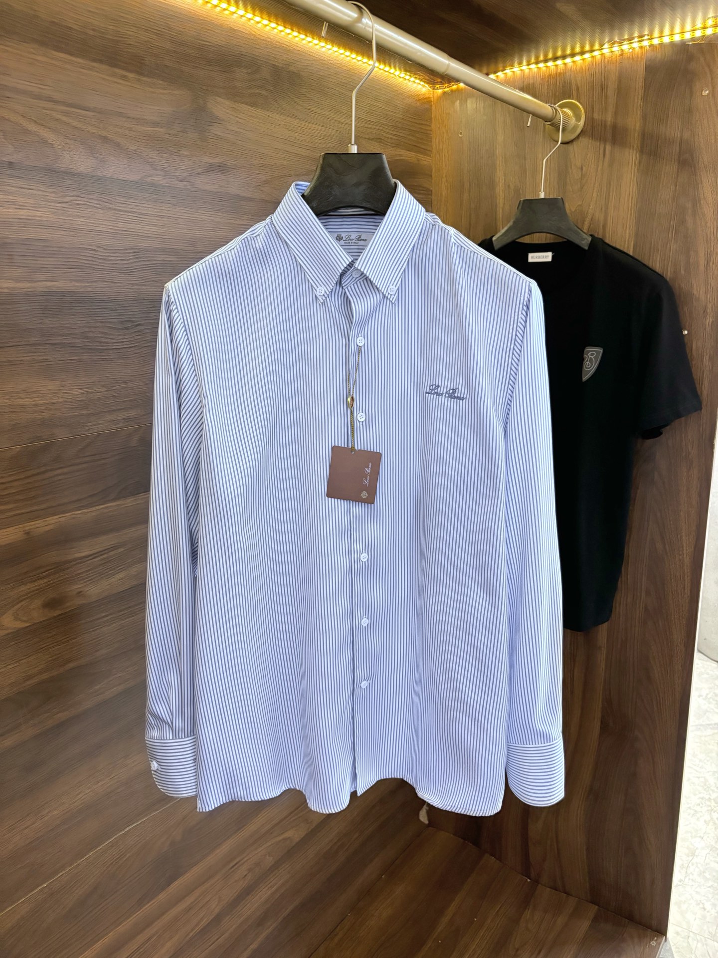 NO:131397,New# LP Old Qian style Men's neck button striped casual long-sleeved men's shirt, a trading company channel product, with perfect appearance, pure blood quality, and striped shirts highlight the gentleman's demeanor. Fashion with typical Italian style is quite exquisite in fabric selection and craftsmanship, which is very consistent with the aesthetic tone of LP, low-key and luxurious, elegant and noble, and every detail proves the brand's own sense of luxury!  As a recognized fashion item, shirts are undoubtedly one of the most vital elements in the fashion circle. The fabrics and accessories are all supplied by foreign merchants. They are heavy-weight long leash cotton imported from Turkey, double-strand 120 high-strand yarn, and the garment process of the old Italian workshop is fixed and weaving and dyeing. The texture is delicate and soft, and the cotton feel is full, and the experience is excellent!  It is also very outstanding in terms of details, with a small business sense and a strong Italian casualness. The simple and neat tailoring can further highlight the highlights of the details. Color blue stripes. Number of 38-43, loro piana,shirts,alexander wang19860909New# LP 老钱风 男士领扣条纹休闲长袖男士衬衫,贸易公司渠道货,品相完美如斯,纯正血统品质,条纹衬衫突出绅士的风度. 颇具意大利典型风格的时装,在面料选取和工艺方面都相当考究,极符合LP美学基调,低调且奢华,优雅且高贵,每一个细节都在力证品牌自身的高级感！ 衬衫作为公认的时尚单品,无疑是时尚圈生命力最强的元素之一, 面料和辅料皆为外商客供,重磅土耳其进口长绒棉,双股120高支纱线,意大利本土老牌工坊成衣工序定织定染,肌理细腻柔软,棉感十足,体验感极佳！ 在细节方面亦是非常出色,小商务感,还有浓浓的意式休闲在里面,简单利落的剪裁更能突显出细节的亮点. 颜色蓝条纹 码数38-43,,loro piana,shirts,alexander wang,Men's clothing