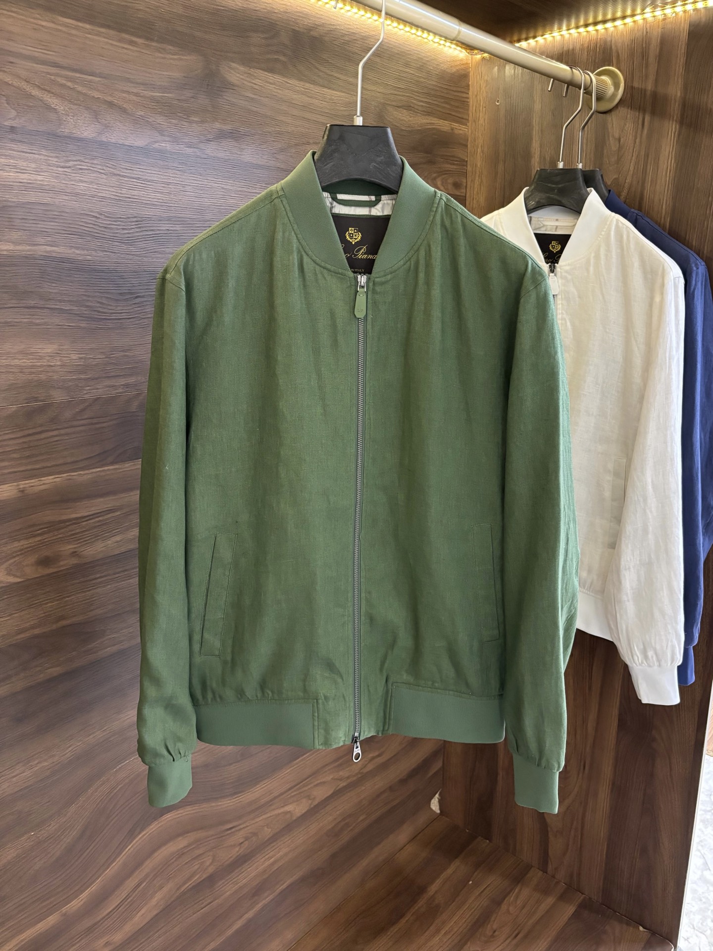 NO:131403,New# LP old Qian style counter new style, imported environmentally friendly linen fabric stand-up collar jacket for men!  Trading companies have sparse channels, leading GW on sale!  A classic jacket with high-end and luxurious feel, the whole body design perfectly integrates Italian aesthetics, the color matching is versatile, and it is in line with everyday outfits. It has a very high space for mixing and matching. It can control any occasion, business commuting, street leisure, etc. The upper body effect is capable and stylish, and the wardrobe is excellent for business leisure and high attendance!  Customized high-woven vertical stripes high-density copper-ammonia fiber lining, which fits and smooth, perfectly modify the body. Whether it is daily going out or business casual, it can be easily controlled, demonstrating the elegant temperament of men. The stand-up collar design is simple but not atmospheric, suitable for various styles of wear. Whether it is matched with casual jeans or capable business trousers, it can show a unique fashion taste and easily become the focus of the crowd. The texture is silky, close to the body, skin-friendly and breathable!  Fabric linen Lining cuproamino fiber Color white Blue green Number M-3XL (48-56), Loro piano, jeans, jackets & coats, jackets & coats, alexander wang19860909New# LP 老钱风专柜新款,男士进口环保亚麻面料立领夹克外套！贸易公司渠道稀出,领先GW发售！高端奢华感兼备的一款经典外套,通体的设计完美融合意式美学,配色万能百搭,符合日常各种穿搭,混搭兼容空间极高,驾驭任何场合,商务通勤、出街休闲等,上身效果干练有型,衣橱商务休闲绝佳的高出勤率！定制高织竖条纹高密铜氨纤维衬里,贴身爽滑细完美修饰身形,无论是日常出街还是商务休闲,都能轻松驾驭,彰显男士优雅气质. 立领设计,简约而不失大气,适配各种风格穿搭.无论是搭配休闲牛仔裤,还是干练的商务西裤,都能展现出独特的时尚品味,轻松成为人群焦点.质感丝滑,贴身亲肤透气！ 面料亚麻 里料铜氨纤维 颜色白色 蓝色 绿色 码数M-3XL（48-56）,,loro piana,jeans,jackets & coats,jackets & coats,alexander wang,Men's clothing