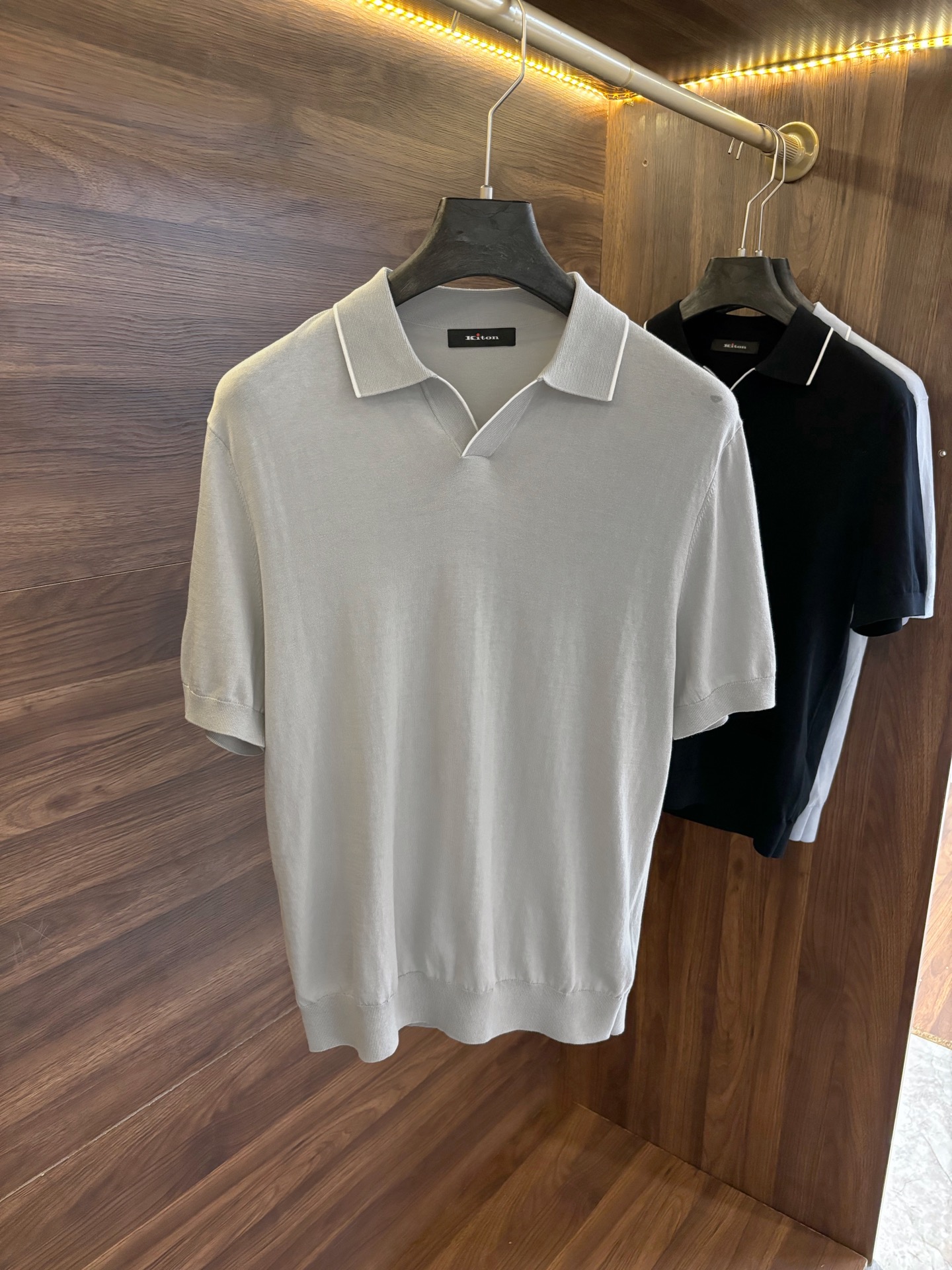 NO:131381,The same style on the official website of New# Kiton, men's V-lap short-sleeved sweater, simple but not lacking in style. As one of the representative works of the top luxury brands in Italy, ultra-fine wool, mulberry silk and linen blend is used to ensure that its products have excellent warmth and comfort. The natural characteristics of wool fiber make the sweater both light and warm, making the sweater extremely soft and skin-friendly, and it is very comfortable to wear. Pay attention to the matching of colors and patterns, making the sweater suitable for daily wear, and can be used for any occasion!  Color black gray blue code number M-3XL (48-56), T-shirt,alexander wang19860909New# Kiton 官网同款,男士V翻领短袖针织衫,简约而不失格调,作为意大利顶级奢侈品牌的代表作品之一,选用超细羊毛加桑蚕丝加亚麻混纺.确保其产品具有卓越的保暖性和舒适性.羊毛纤维的天然特性使得针织衫既轻盈又保暖,使得针织衫具有极佳的柔软度和亲肤性,穿着起来非常舒适,注重色彩和图案的搭配,使得针织衫既适合日常穿着,任何场合都即可！ 颜色黑色 灰色 蓝色 码数M-3XL(48-56),,T-shirt,alexander wang,Men's clothing