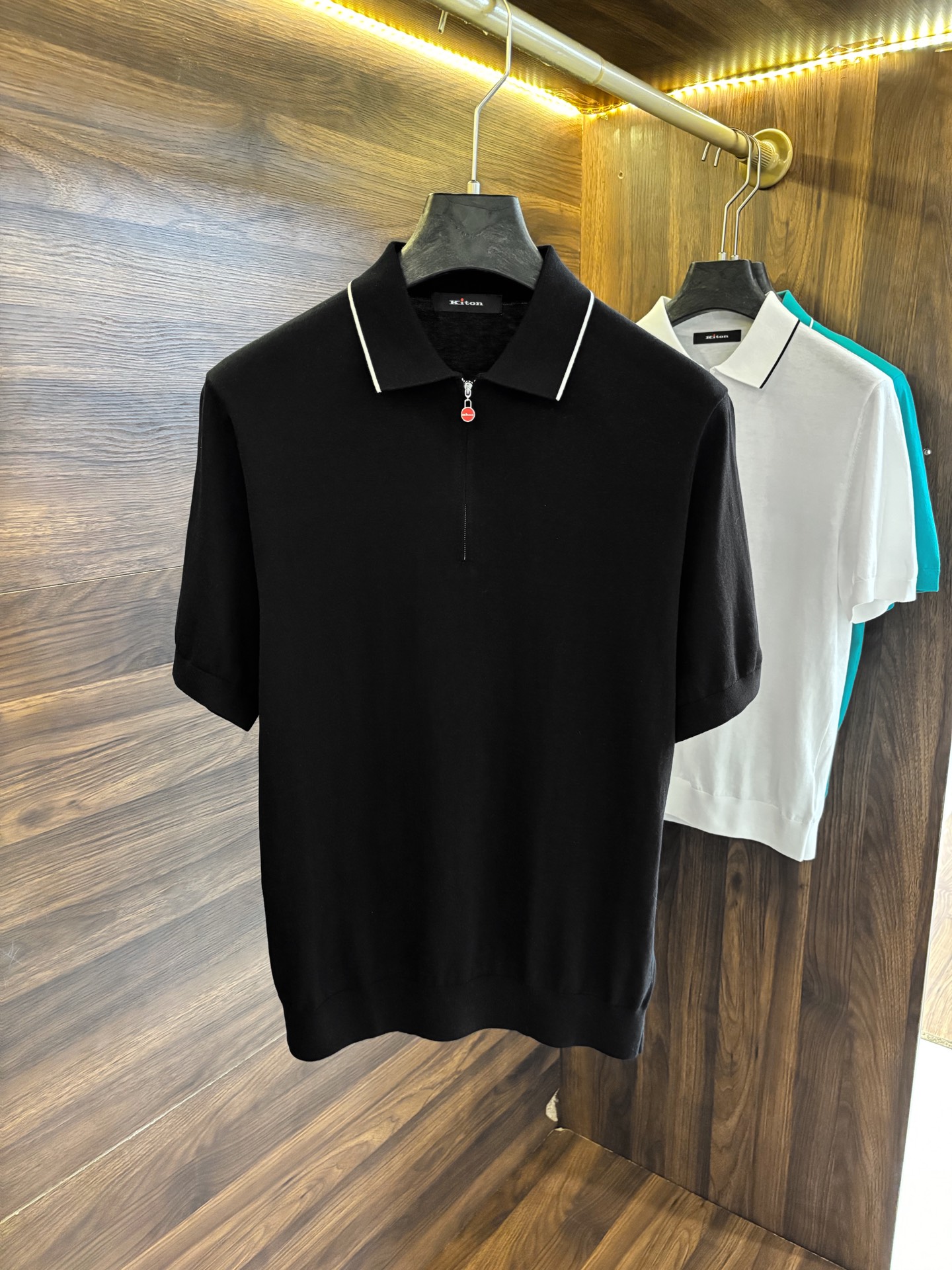 NO:131390,New# Kiton logo red dot men's lapel semi-zipper wool sweater is made of selected wool blended cotton. It has soft and delicate touch and is as smooth as silk, warming every moment. It has been carefully crafted through multiple processes to ensure that every wool sweater has excellent quality and comfortable wearing experience. The collision of color and art, unique neutral tones, paired with a bright red zipper, just like a bright color in autumn, instantly illuminates your overall shape. The lapel design that combines classic and fashion, paired with a striking red zipper, demonstrates a unique taste and fashion attitude, simple without losing style. It is only business and casual, versatile and not picky!  Color black white green Number M-3XL (48-56), alexander wang19860909New# Kiton 标志红点男士翻领半拉链羊毛衫,采用精选羊毛混纺棉,触感柔软细腻,如丝般顺滑,温暖您的每一个瞬间,经过多道工序精心打造,确保每一件羊毛衫都拥有卓越的品质和舒适的穿着体验. 色彩与艺术的碰撞,独特的中性色调,搭配一抹鲜艳的红色拉链,如同秋日里的一抹亮色,瞬间点亮你的整体造型,经典与时尚融合的翻领设计,搭配醒目红色拉链,彰显独特品味与时尚态度,简约而不失格调.商务休闲俩即可,百搭不挑人！ 颜色黑色 白色 绿色 码数M-3XL（48-56）,,alexander wang,Men's clothing