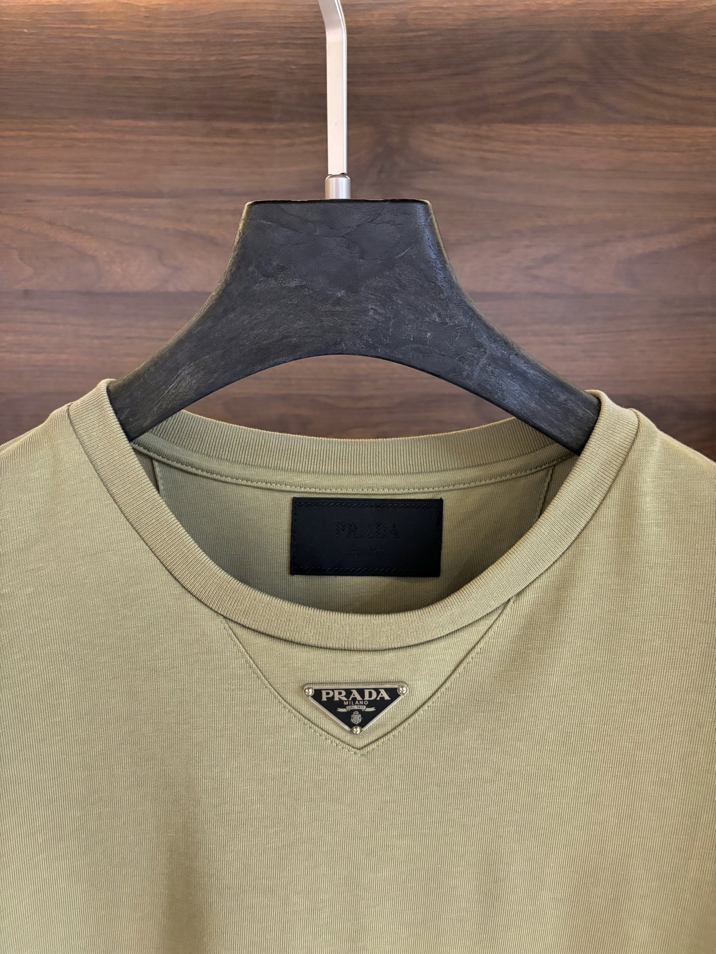  New#
🟥 PRADA 普拉达 2025春夏新款经典三角logo圆领短袖T恤，标志性三角标的P家lo
