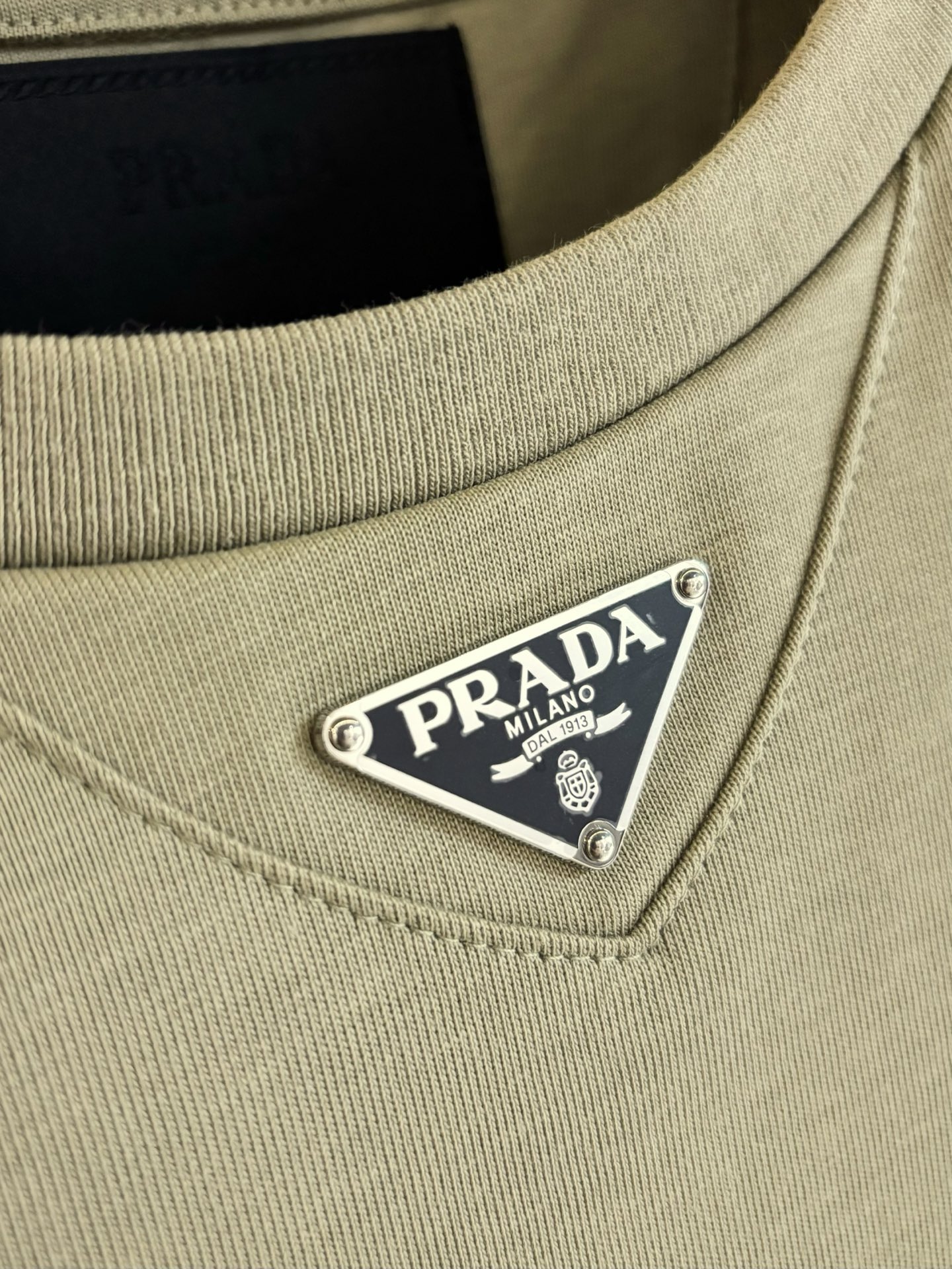  New#
🟥 PRADA 普拉达 2025春夏新款经典三角logo圆领短袖T恤，标志性三角标的P家lo