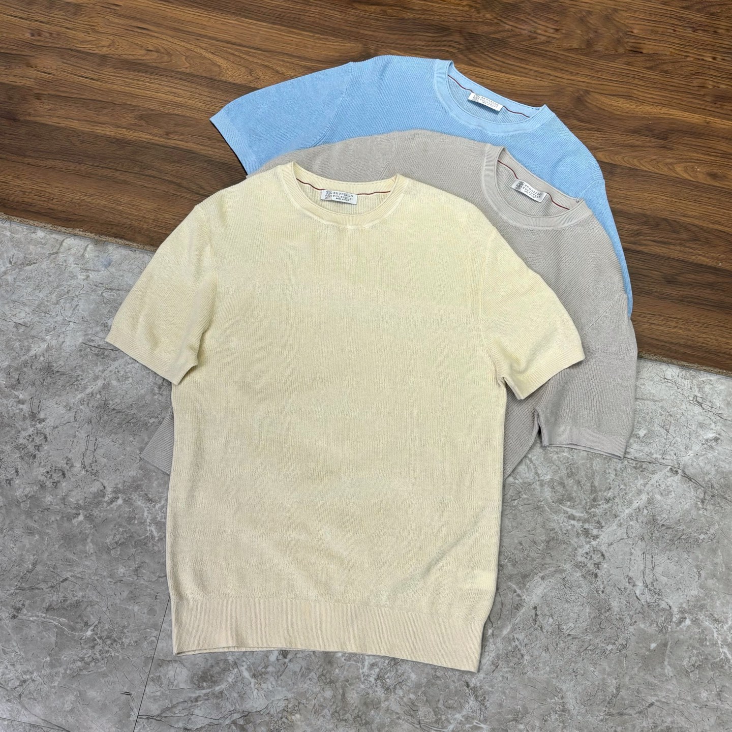 NO:518207,New# BC counter original customer-supplied yarn ingot shirt allows you to unlock 'worry-free wear when you enter the cabinet'. Customer-supplied yarn 77 linen 23 cotton super draped breathable Yuanbao needle color knitted round neck knitted short sleeves, gold ratio yarn, luxury natural touch, selected 77 linen + 23 cotton gold ratio guest yarn, perfectly blending the natural breathable linen with the soft and skin-friendly of cotton. The unique porous structure of flax fiber allows the air to freely shuttle between the fabric, and keep the body dry even in the scorching sun; cotton fiber neutralizes the rough feeling of linen, bringing a delicate touch like baby skin, saying goodbye to the sticky summer, and being comfortable and comfortable all day long. Ingot knitting method, draping feels full of advanced  The exquisite ingot needle weaving process is adopted, and the concave and concave three-dimensional texture gives the fabric a unique sense of muscles and bones. The naturally draped silhouette fits the body but is not tight. The walking clothes are light and light, which easily modify the body. A slightly fat man can also wear a straight and upright temperament. The wrinkle resistance is excellent, and it will immediately return to flatter and keep it neat and decent. The classic round neck combines the color weaving process, which is calm and atmospheric without losing the sense of exquisiteness. The neckline has been specially shaped and cannot be easily deformed after wearing it for a long time. It can easily control various scenes such as business meetings and casual parties. The simple and versatile tone is easy to grasp and becomes the 'master key' in your wardrobe. Color gray, blue, apricot, code number M-4XL (48-58), T-shirt, gold, alexander wang19860909New# BC 专柜原版客供纱线元宝针衫,让你解锁“进柜穿搭无忧”.客供纱线77亚麻23棉超垂感透气元宝针色织圆领针织短袖,黄金配比纱线,奢享天然触感, 精选77亚麻+23棉的黄金配比客供纱线,将亚麻的天然透气与棉的柔软亲肤完美融合.亚麻纤维独特的多孔结构,让空气在面料间自由穿梭,即使烈日当头也能时刻保持体表干爽；棉纤维则中和亚麻的粗粝感,带来婴儿肌般的细腻触感,告别夏日粘腻,穿着一整天都舒适自在. 元宝针织法,垂感拉满显高级 采用考究的元宝针编织工艺,凹凸有致的立体纹理赋予面料独特的筋骨感.自然垂坠的廓形贴合身形却不紧绷,行走间衣摆轻扬,轻松修饰身形,微胖男士也能穿出挺拔气质.抗皱性能卓越,随手一挂即刻恢复平整,保持利落体面. 经典圆领结合色织工艺,沉稳大气又不失精致感.领口经特殊定型处理,久穿不易变形,轻松驾驭商务会议、休闲聚会等多元场景.简约百搭的色调,轻松拿捏,成为你衣橱里的“万能钥匙”. 颜色灰色 蓝色 杏色 码数M-4XL（48-58）,,T-shirt,gold,alexander wang,Men's clothing