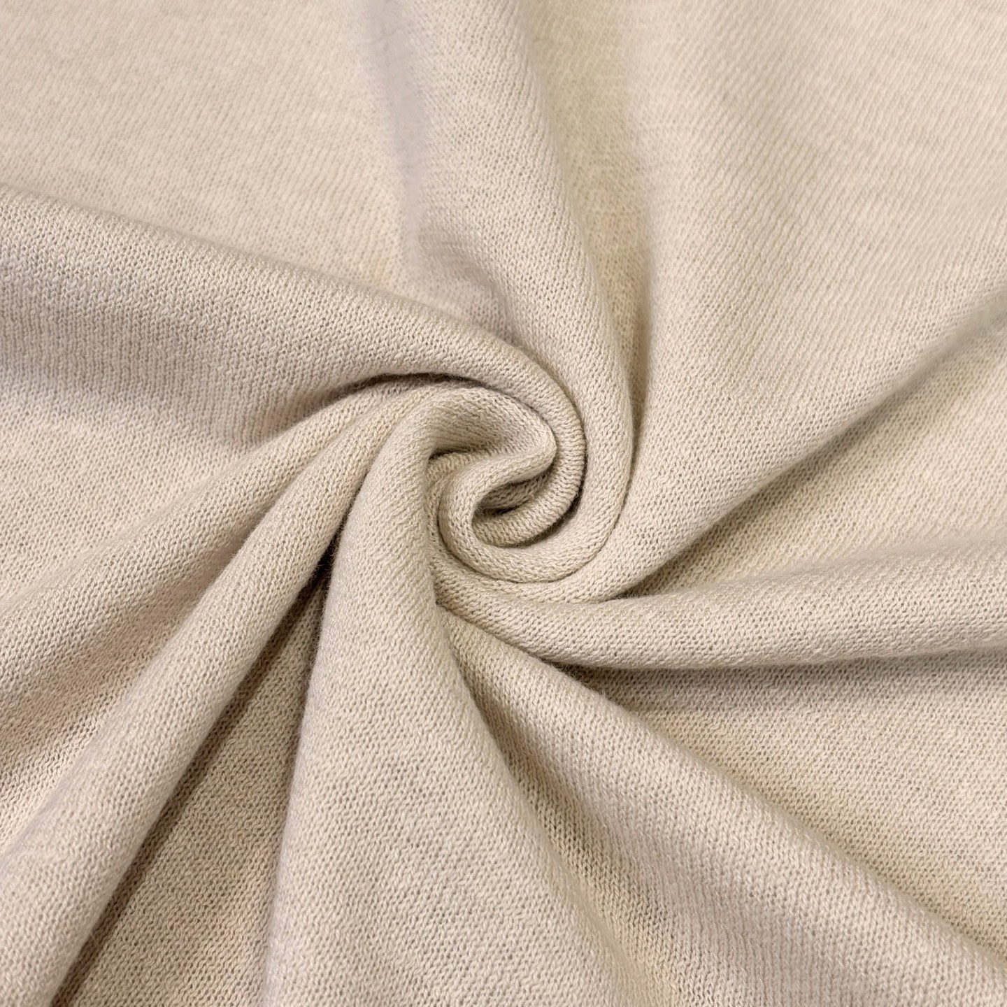 New#🟥lP🆕 诺悠翩雅 亚麻短袖针织衫，这款面料既有天然材质的健康亲肤特性，又有合成纤维的实用性能。