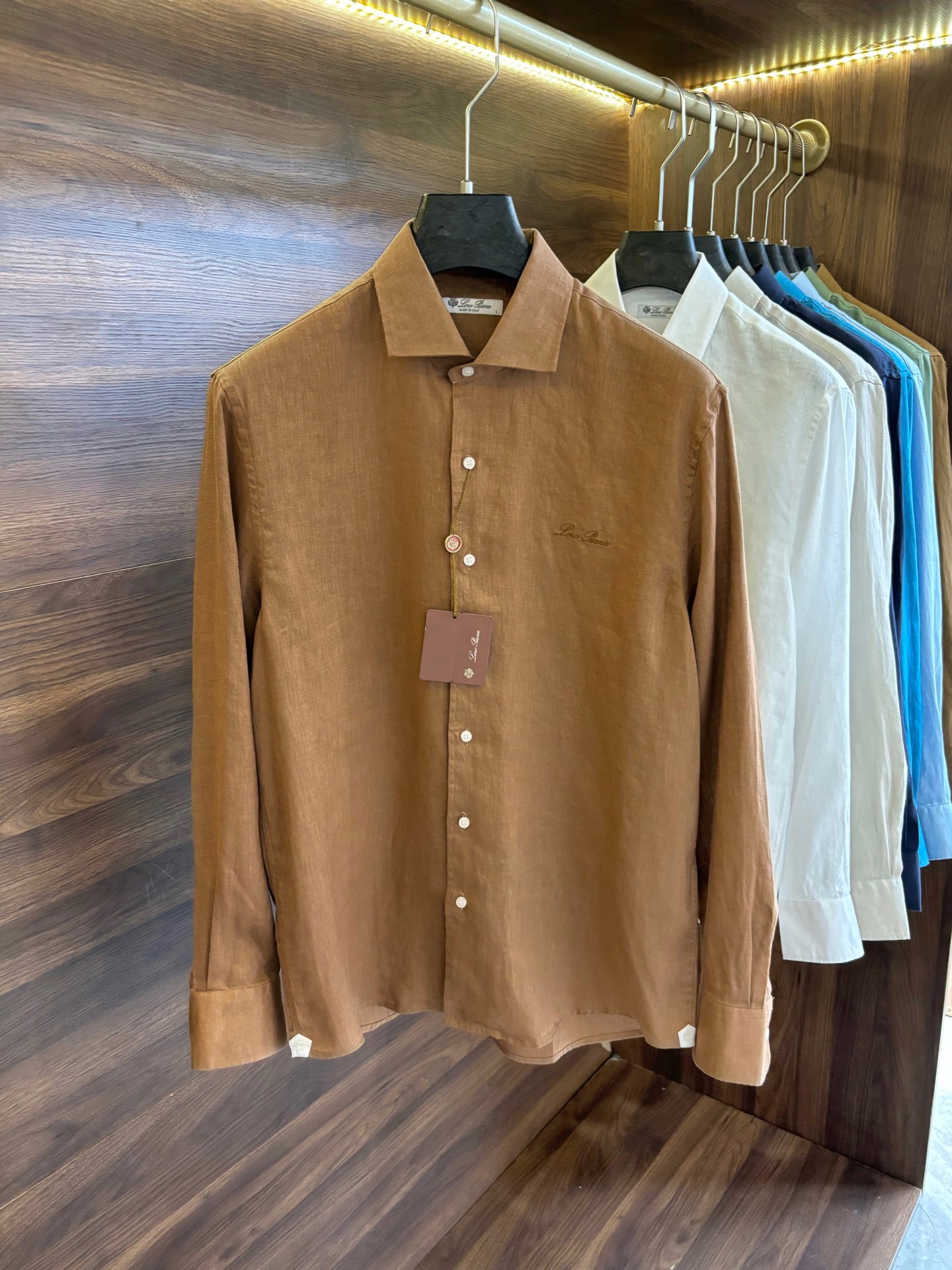 NO:514933,New# LP counter has the latest style of long-sleeved shirts with rare channels for trading companies and is available on the official website!  Classic casual shirts are paired with unique French collar design, chest letter embroidery, simple, clean, classic and fashionable style design, which is a versatile style that can be switched at will. The fabric feels soft and delicate, and is extremely moisture-absorbing and breathable. It is comfortable to wear close to the body and skin-friendly. You can wear it alone or as a coat to wear it. Its versatile performance is beyond your imagination!  The top of the ready-to-wear is simple and fashionable without losing its elegance!  Highly recommended version!  Color white lake blue green dark coffee light blue apricot dark blue red coffee digit 38-43 (S-3XL), loro piano, jackets & coats,shirts,alexander wang19860909New# LP 专柜最新款麻料长袖衬衣,贸易公司渠道稀出,领先官网发售！经典休闲衬衫搭配独特的法式领设计,胸口精字母刺绣,简洁干净、经典时髦的版型设计,属于可随意切换风格的百搭款式,面料手感软糯细腻,极具吸湿透气性,贴身着穿亲肤舒适,即可单穿内搭、也可用来作为外套着穿搭配,其百搭性能超乎你的想象！成衣上身简约时髦又不失优雅感！强烈推荐款！ 颜色白色 湖蓝 绿色 深咖 浅蓝 杏色 深蓝 红咖 码数38-43（S-3XL）,,loro piana,jackets & coats,shirts,alexander wang,Men's clothing