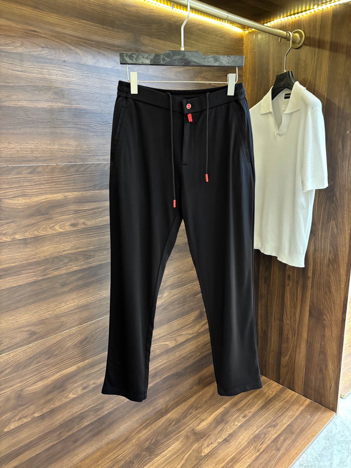 NO:452672,New# Kiton Men's new elastic waist + drawstring casual pants, red dot button logo, adopts elastic waist design, and does not pick on the figure at all. Whether you are slender waist or slightly fleshy, it can fit perfectly, giving you a comfortable and comfortable experience all day. Paired with drawstring design not only increases the layering of the outfit, but also freely adjusts elastic waist according to your needs, truly making it comfortable and customizable. Select high-quality fabrics with full texture. It is also super versatile. Paired with a simple white T-shirt, it can easily create a clean and refreshing Japanese style; paired with a casual shirt, it can create a lazy and fashionable urban look. Color black Number M-3XL (48-56), Shirts,tees, t-shirt, alexander wang19860909New# Kiton 男士新款松紧腰+抽绳休闲裤,红点纽扣标志,采用松紧腰设计,完全不挑身材,无论你是纤细腰身还是略有肉肉,都能完美贴合,给你一整天的舒适体验.搭配抽绳设计,不仅增加了穿搭的层次感,还能根据自己的需求自由调节松紧,真正做到舒适自定义.精选高品质面料,质感十足. 还超级百搭.搭配简约的白色T恤,轻松打造出干净清爽的日系风格；配上休闲衬衫,又能营造出慵懒又不失时尚的都市造型. 颜色黑色 码数M-3XL（48-56）,,shirts,tees，t-shirt,alexander wang,Men's clothing