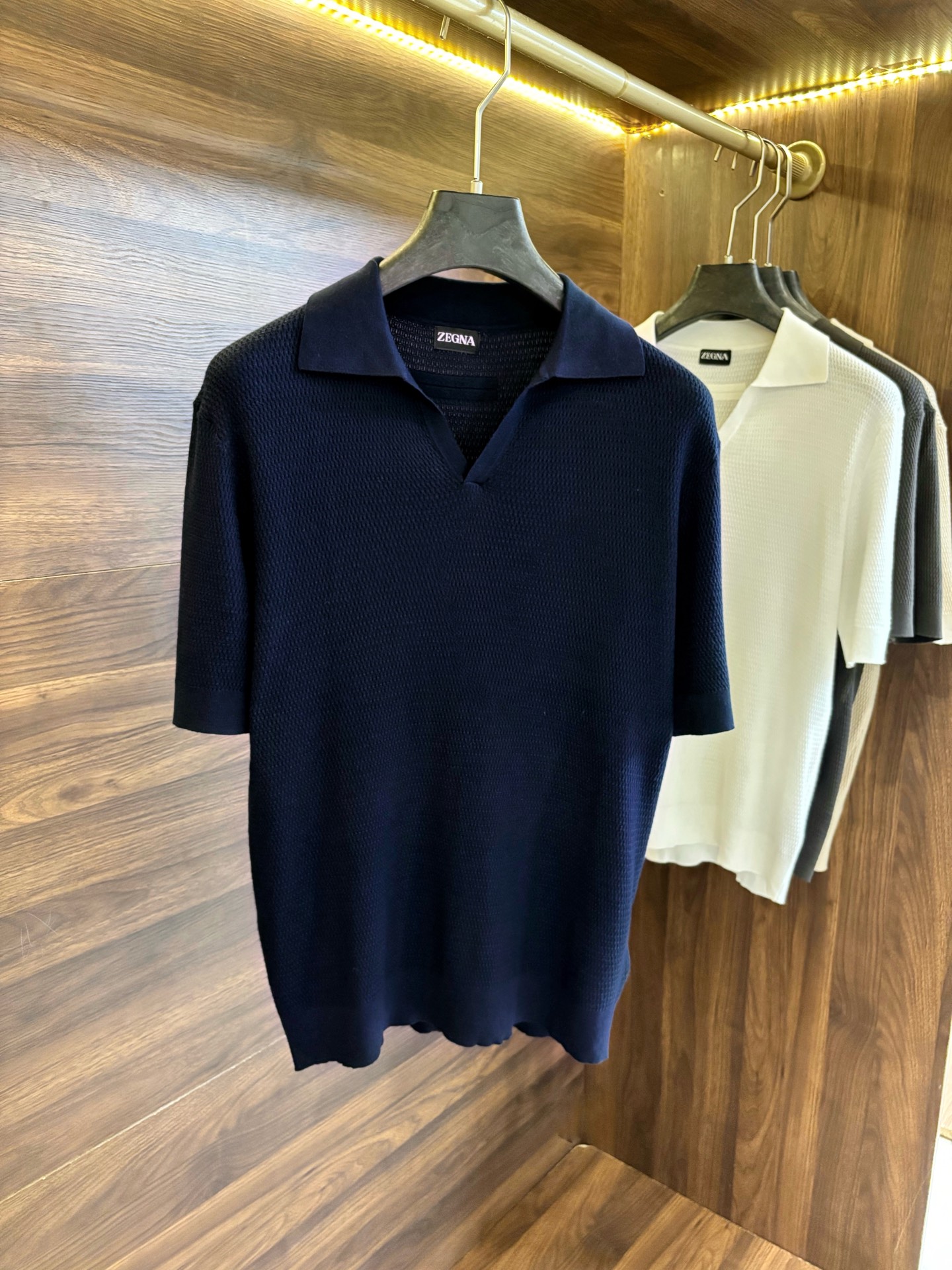 Elegante Polo Zegna de Algodón y Lino con Diseño de Cuello Distintivo