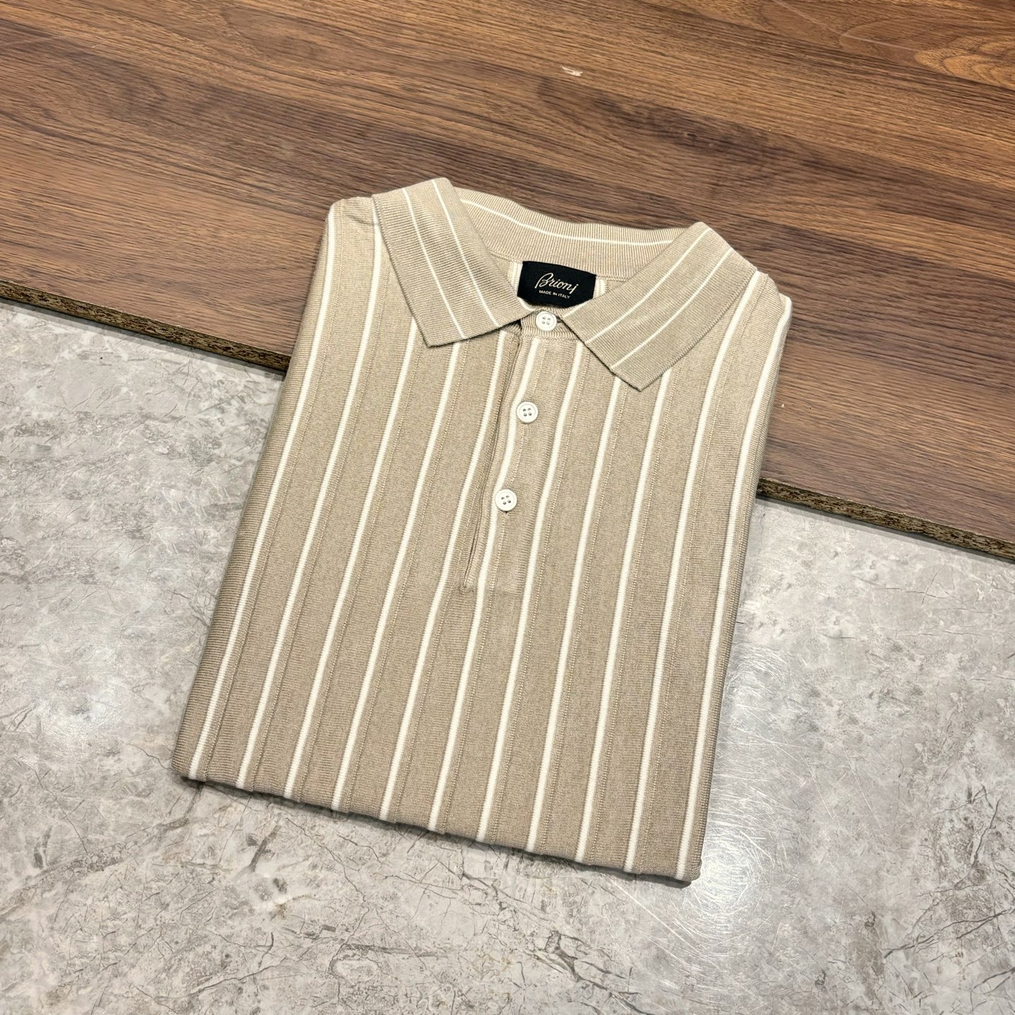 New#🟥 Brioni 布里奥尼 意大利感奢华独特三排粒扣设计简约精致翻领短袖针织POLO衫，竖条设计