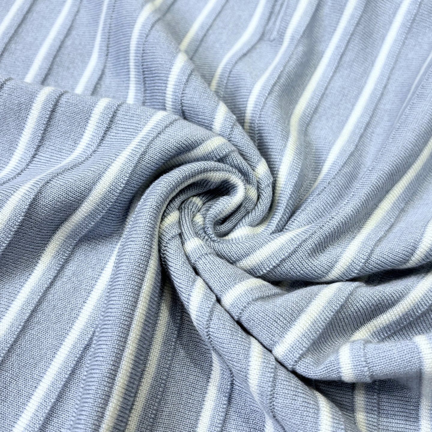 New#🟥 Brioni 布里奥尼 意大利感奢华独特三排粒扣设计简约精致翻领短袖针织POLO衫，竖条设计