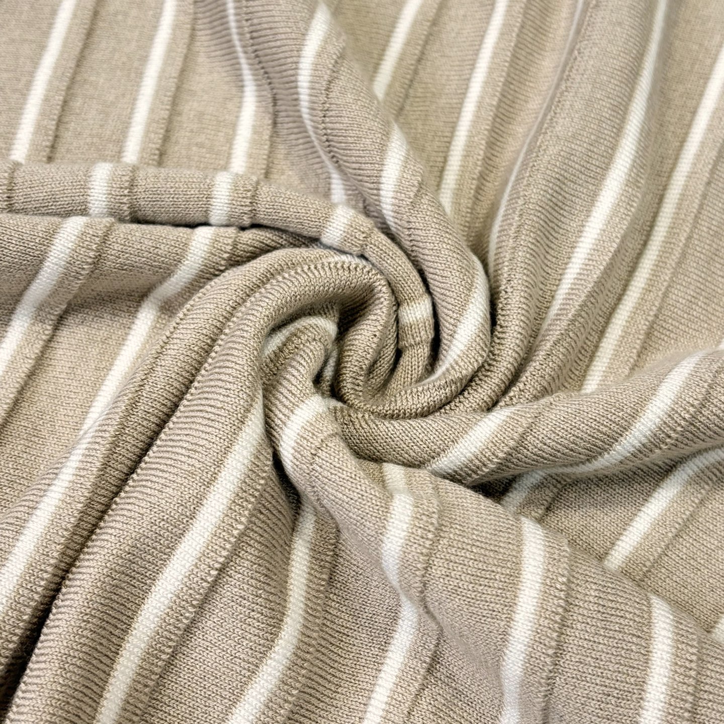 New#🟥 Brioni 布里奥尼 意大利感奢华独特三排粒扣设计简约精致翻领短袖针织POLO衫，竖条设计