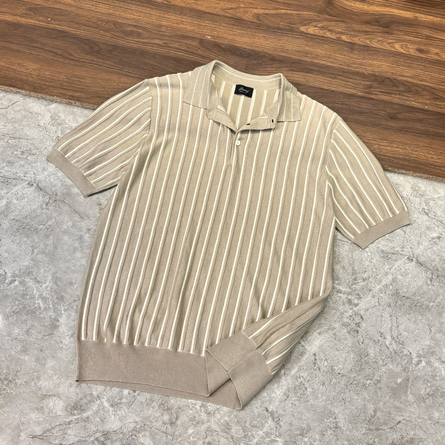 New#🟥 Brioni 布里奥尼 意大利感奢华独特三排粒扣设计简约精致翻领短袖针织POLO衫，竖条设计