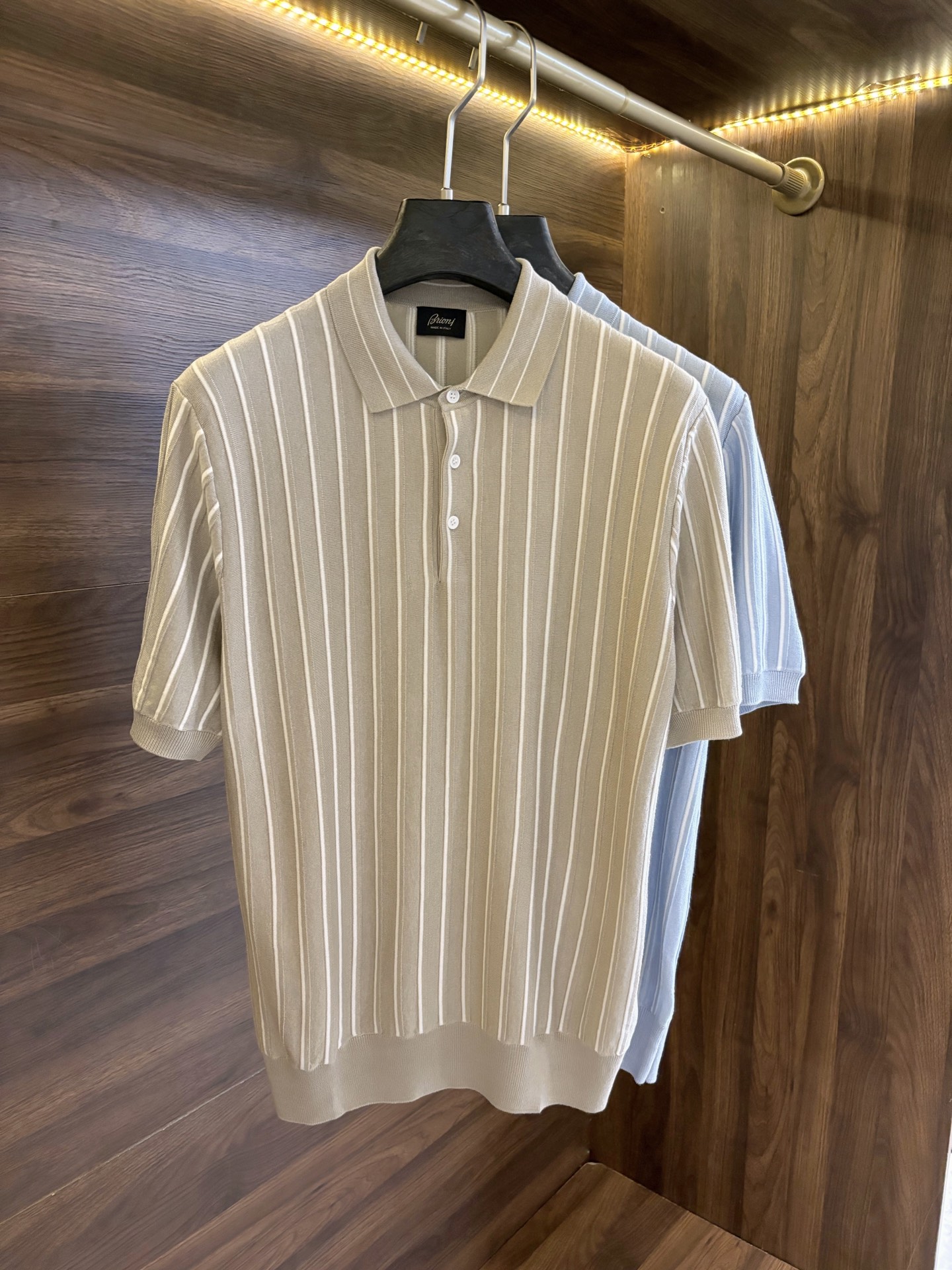 New#🟥 Brioni 布里奥尼 意大利感奢华独特三排粒扣设计简约精致翻领短袖针织POLO衫，竖条设计
