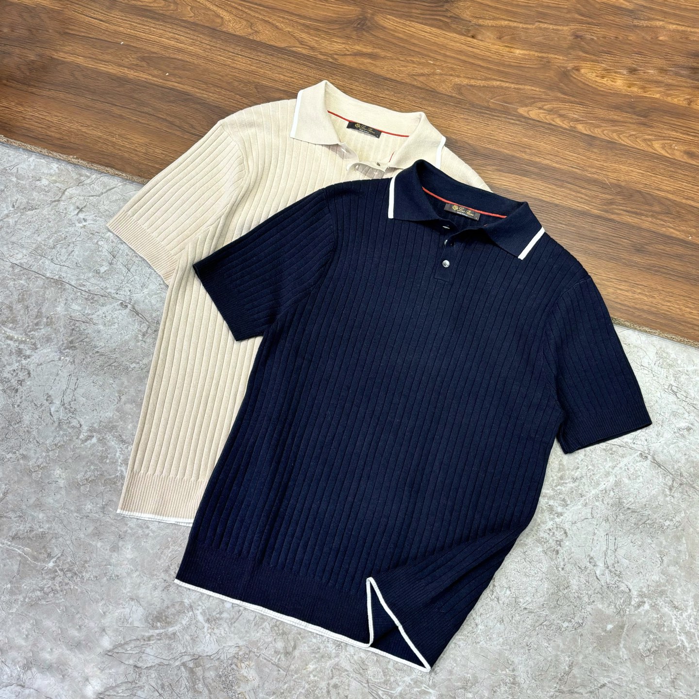 NO:449722,New# LP Italy Elegant and fashionable polo shirt engraved with ribbed craftsmanship, high-quality materials are the cornerstone of fashion. This polo shirt uses high-end cotton thread yarn material from Zegna Baruffa, the largest yarn manufacturer in Italy. This cotton thread yarn is famous for its soft, breathable and durable properties. When worn close to the body, you can feel its delicate touch, as comfortable and comfortable as a second layer of skin. At the same time, good breathability allows your skin to breathe freely in the hot summer and stay refreshed and dry at all times.  The classic lapel design, simple and elegant without losing its elegant temperament, is the iconic element of Polo shirt. Paired with customized shell buttons, it adds a sense of exquisiteness to the overall shape. The rib knitted cuffs and hem not only fit the body lines, but also shows a neat and fashionable feeling. The brand logo on the clothes is low-key and luxurious, demonstrating your unique taste and pursuit of high-quality life. The overall design not only retains the traditional charm of the Polo shirt, but also incorporates modern fashion elements, allowing you to become the focus on any occasion. Blue color Apricot Number M-4XL (48-58), loro piano, alexander wang19860909New# LP 意大利 罗纹工艺镌刻的优雅时尚polo衫,优质的材质是时尚的基石.这款Polo衫选用了意大利最大线纱生产商Zegna Baruffa的高端棉线纱材质,这种棉线纱以其柔软、透气和耐用的特性而闻名于世.贴身穿时,您能感受到它细腻的触感,仿佛第二层肌肤般舒适自在.同时,良好的透气性让您的肌肤在炎炎夏日也能自由呼吸,时刻保持清爽干燥. 经典的翻领设计,简洁大方又不失优雅气质,是Polo衫的标志性元素.搭配定制的贝壳纽扣,为整体造型增添了一份精致感.罗纹针织的袖口和下摆,不仅贴合身体线条,更展现出一种利落的时尚感.衣服上的品牌标识,低调而奢华,彰显出您独特的品味和对高品质生活的追求.整体设计既保留了Polo衫的传统韵味,又融入了现代时尚的元素,让您在任何场合都能成为焦点. 颜色蓝色 杏色 码数M-4XL（48-58）,,loro piana,alexander wang,Men's clothing