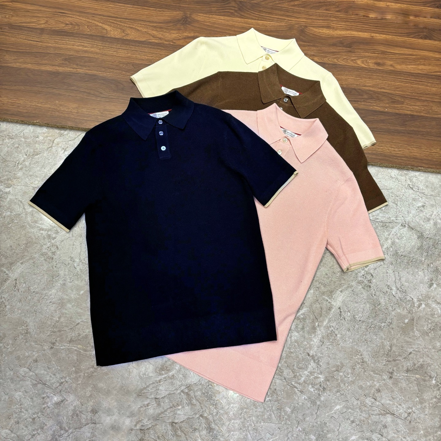 NO:489742,New# BC counter original customer-supplied yarn ingot shirt allows you to unlock 'worry-free wear when you enter the cabinet'. Customer-supplied yarn 77 linen 23 cotton super draped breathable Yuanbao needle-colored woven lapel knitted short sleeves, gold ratio yarn, luxury natural touch, selected 77 linen + 23 cotton gold ratio guest yarn, perfectly blending the natural breathable linen with the soft and skin-friendly cotton. The unique porous structure of flax fiber allows air to freely shuttle between the fabric, and can always keep the body dry even when the sun is scorching; cotton fiber neutralizes the rough feeling of linen, bringing a delicate touch like baby skin. Ingot knitting method, drape feels full of advanced  The exquisite ingot needle weaving process is adopted, and the concave and concave three-dimensional texture gives the fabric a unique sense of muscles and bones. The naturally draped silhouette fits the body but is not tight. The walking clothes are light and light, which easily modify the body. A slightly fat man can also wear a straight and upright temperament. The wrinkle resistance is excellent, and it will be smooth and clean and decent as soon as you hang it. The classic lapel combines the weaving process, which is calm and atmospheric without losing the sense of exquisiteness. The neckline has been specially shaped and cannot be easily deformed after wearing it for a long time. It can easily control various scenes such as business meetings and casual parties. Simple and versatile tones are easy to grasp!  Color Pink Blue Apricot Coffee Number M-3XL (48-56), T-shirt, gold, alexander wang19860909New# BC 专柜原版客供纱线元宝针衫,让你解锁“进柜穿搭无忧”.客供纱线77亚麻23棉超垂感透气元宝针色织翻领针织短袖,黄金配比纱线,奢享天然触感, 精选77亚麻+23棉的黄金配比客供纱线,将亚麻的天然透气与棉的柔软亲肤完美融合.亚麻纤维独特的多孔结构,让空气在面料间自由穿梭,即使烈日当头也能时刻保持体表干爽；棉纤维则中和亚麻的粗粝感,带来婴儿肌般的细腻触感, 元宝针织法,垂感拉满显高级 采用考究的元宝针编织工艺,凹凸有致的立体纹理赋予面料独特的筋骨感.自然垂坠的廓形贴合身形却不紧绷,行走间衣摆轻扬,轻松修饰身形,微胖男士也能穿出挺拔气质.抗皱性能卓越,随手一挂即刻恢复平整,保持利落体面. 经典翻领结合色织工艺,沉稳大气又不失精致感.领口经特殊定型处理,久穿不易变形,轻松驾驭商务会议、休闲聚会等多元场景.简约百搭的色调,轻松拿捏！ 颜色粉色 蓝色 杏色 咖啡色 码数M-3XL（48-56）,,T-shirt,gold,alexander wang,Men's clothing