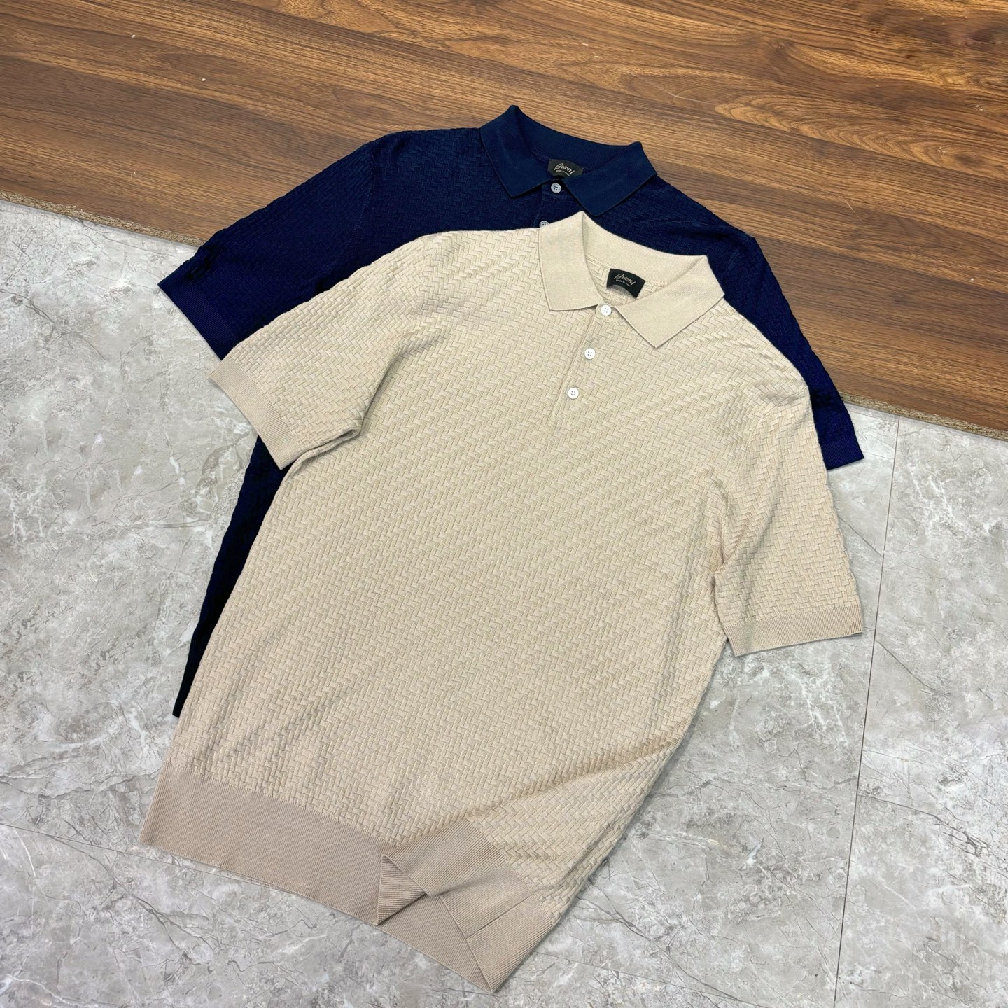 NO:489749,New# Brioni Men's three-dimensional jacquard knitting craft three-button design selected yarns containing mulberry silk lapels short-sleeved knitted POLO shirts. The lapel design is classic and versatile, modifying the neck lines, allowing you to instantly become a neat and handsome man. The three-button design adds casualness and elegance. The button button is formal and steady, while unbuttoning is casual and comfortable, suitable for various occasions. The selected yarn incorporates 30 mulberry silk, which not only retains the softness and comfort of the sweater, but also has a silky touch. It is simply a pleasure to wear it close to the body, with excellent breathability. The finishing touch of the whole dress is a unique three-dimensional jacquard craft. The delicate and complex patterns present a unique light and shadow effect in the sun, full of texture, easily creates a visual focus for you, allowing you to stand out from the crowd and easily grasp it Color: Khaki Blue  Code number M-4XL (48-58), T-shirt, alexander wang19860909New# Brioni 布里奥尼男士立体提花编织工艺三粒扣设计精选纱线含桑蚕丝翻领短袖针织POLO衫,翻领设计经典又百搭,修饰颈部线条,让你瞬间化身利落型男.三粒扣设计增添了随性与优雅,扣上扣子是正式与稳重,解开则是休闲与自在,适配各种场合. 精选纱线中融入30桑蚕丝,不仅保留了针织衫的柔软舒适,还多了丝滑触感,贴身穿简直是一种享受,透气性绝佳,整件衣服的点睛之笔,是独特的立体提花工艺.细腻繁复的花纹,在阳光下呈现出独特的光影效果,质感满满,为你轻松打造视觉焦点,让你在人群中脱颖而出,轻松拿捏 颜色: 卡其色 蓝色 码数M-4XL（48-58）,,T-shirt,alexander wang,Men's clothing