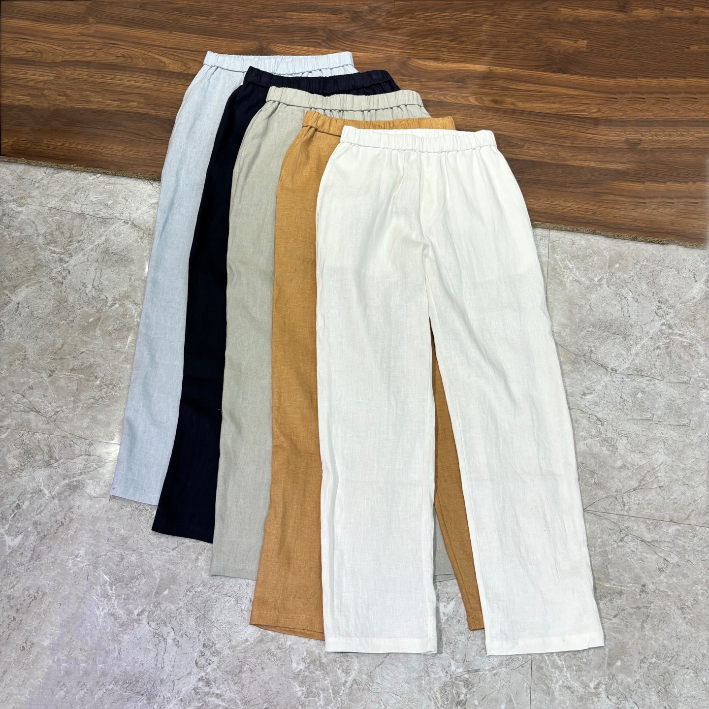 NO:489756,New# LP is coming. Super comfortable linen invisible drawstring simple and versatile casual linen pants, lightweight, smooth and breathable linen pants. The classic cut pants are never out of date. Experience the latest experience of 'King of Fabrics', provided by customer and trade channels. The extremely light texture is not stuffy, and the wearing experience is excellent. You can easily control it with any outfit. The high-quality craftsmanship cutting is first-class. The overall design is very exquisite. The lock edge design is tightly slim and straight, showing the brand's luxury inner charm. The classic elements are not greasy. It is also a daily casual time. It can bring you a comfortable wearing experience and show your unique taste and fashion attitude. Color white, navy blue, gray, light blue, khaki, M-3XL (48-56),,loro piano, alexander wang19860909New# LP 新款来袭 超舒适的亚麻隐形抽绳简约百搭款休闲麻裤,轻质光滑透气亚麻休闲裤 经典的裁剪裤型永不过时.领略“面料之王”的最新体验,由客供贸易渠道提供,极轻盈的质感无闷热感,穿着体验上乘,搭配任何装束均可轻松驾驭. 高品质工艺化的裁剪堪称一流,整体非常精致,内外兼修锁边设计严丝合缝,腰头顺直,彰显品牌奢华内在魅力.经典的元素百看不腻. 还是日常的休闲时光,它都能够为您带来舒适的穿着体验,还能展现出您的独特品味与时尚态度. 颜色白色 藏蓝 灰色 浅蓝 卡其 码数M-3XL (48-56),,loro piana,alexander wang,Men's clothing