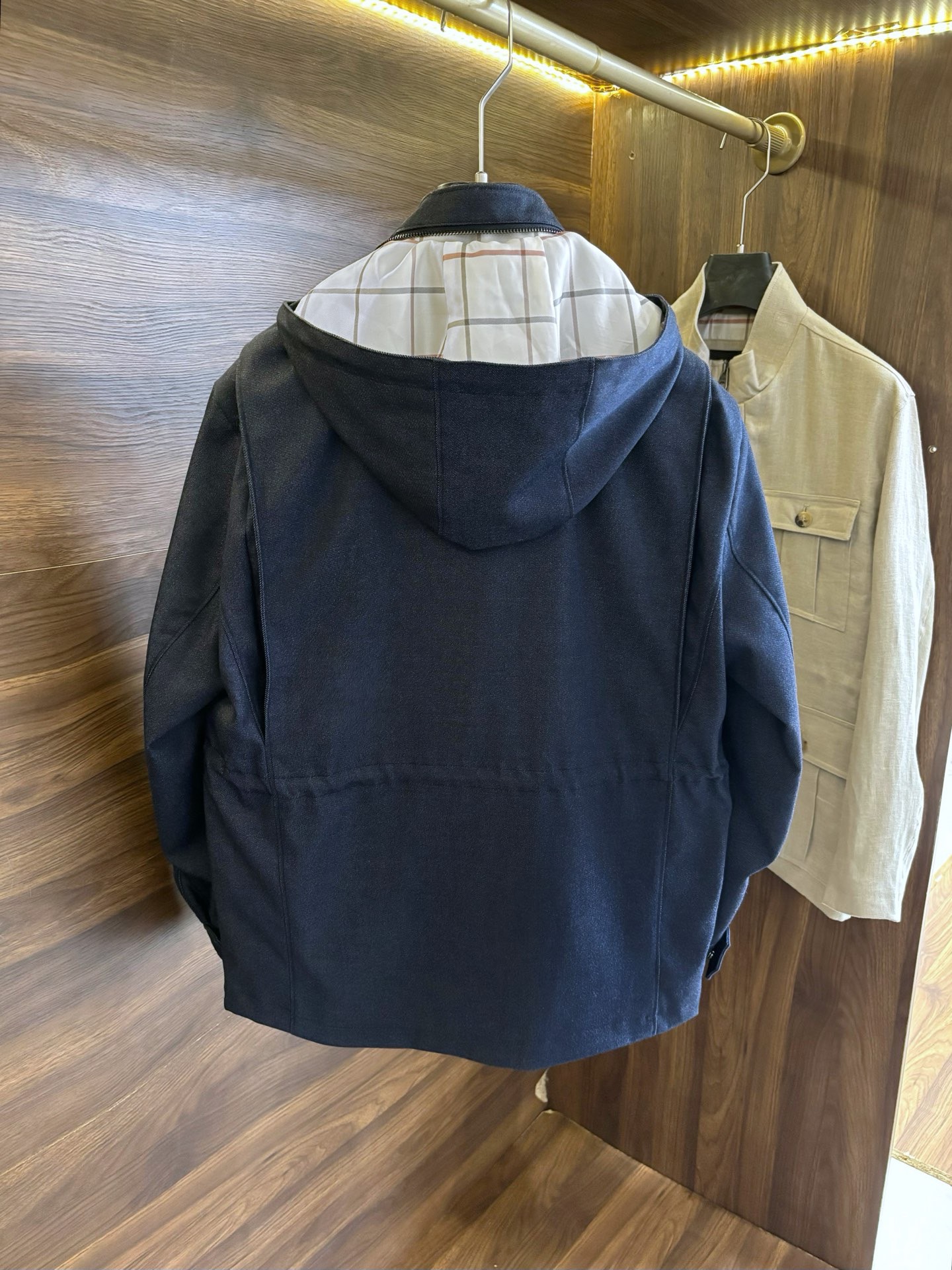 New#🟥Loro Piana 领先官网发售！该款大衣来自lP🆕家精心设计的春夏最新秀款单品。柔顺光滑的