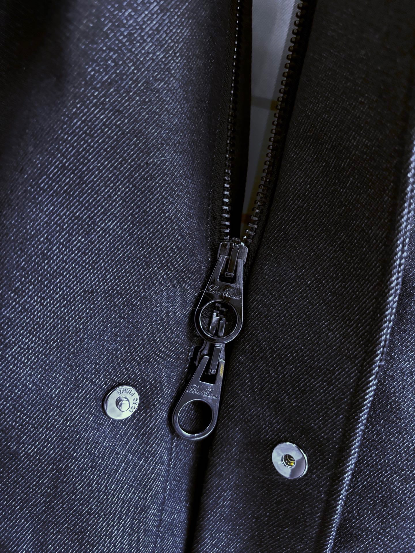 New#🟥Loro Piana 领先官网发售！该款大衣来自lP🆕家精心设计的春夏最新秀款单品。柔顺光滑的