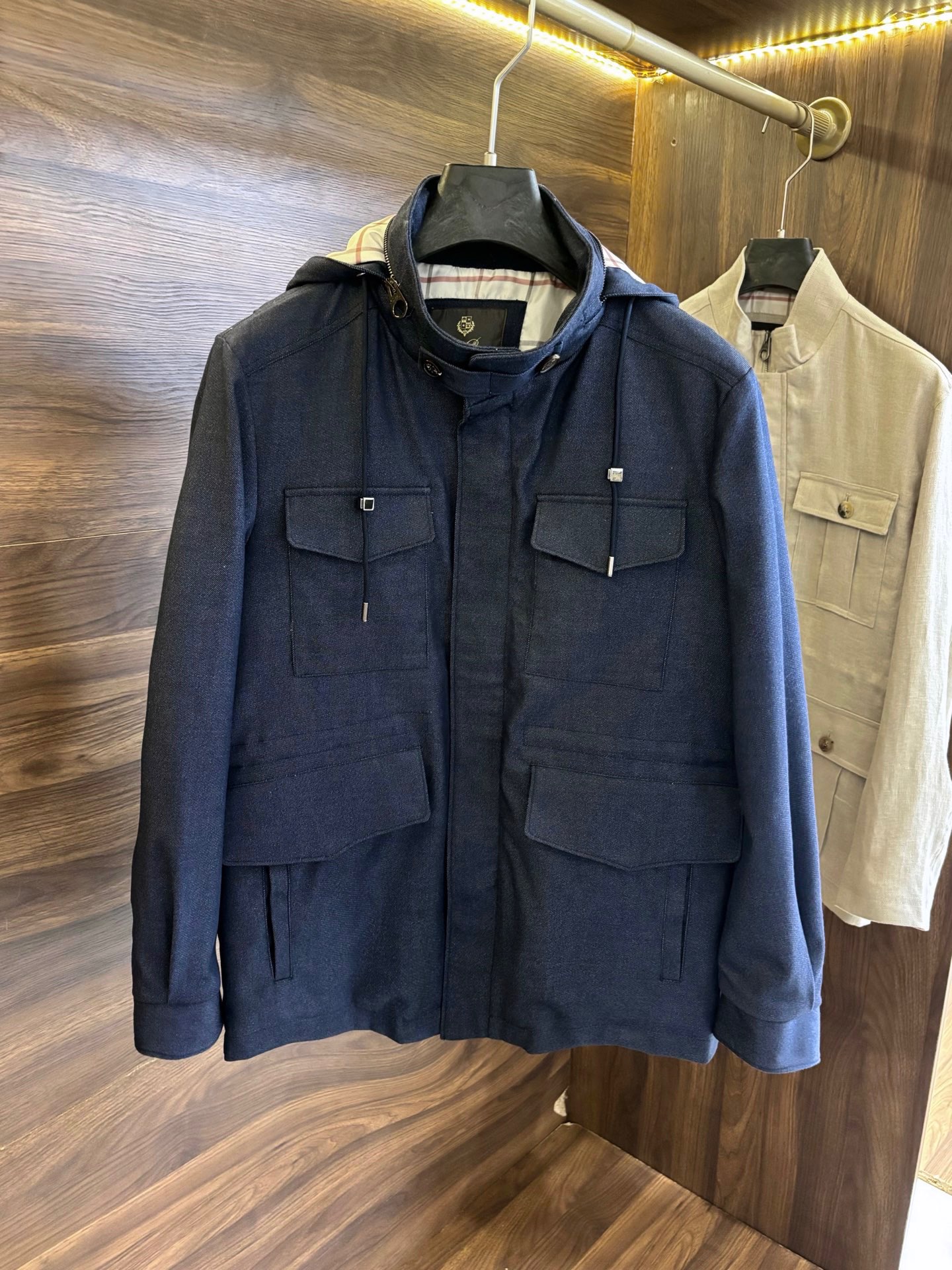 New#🟥Loro Piana 领先官网发售！该款大衣来自lP🆕家精心设计的春夏最新秀款单品。柔顺光滑的