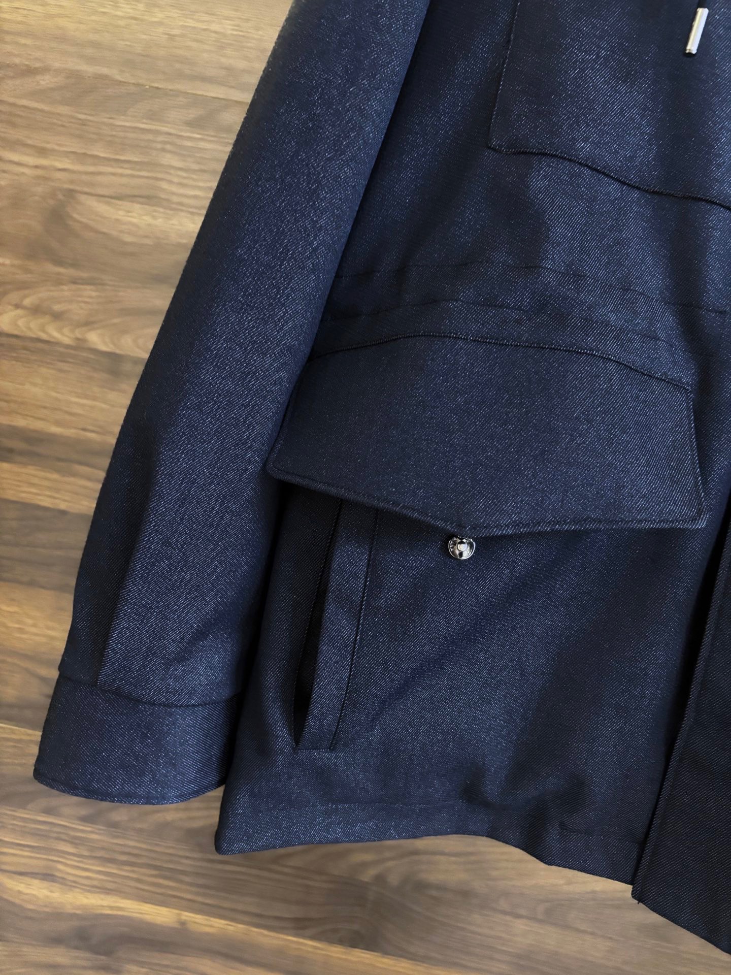 New#🟥Loro Piana 领先官网发售！该款大衣来自lP🆕家精心设计的春夏最新秀款单品。柔顺光滑的