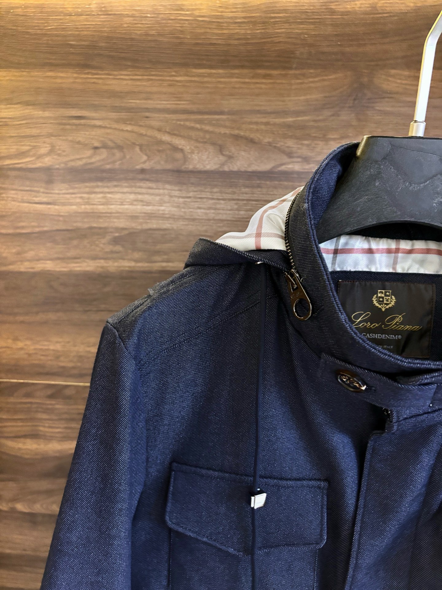 New#🟥Loro Piana 领先官网发售！该款大衣来自lP🆕家精心设计的春夏最新秀款单品。柔顺光滑的