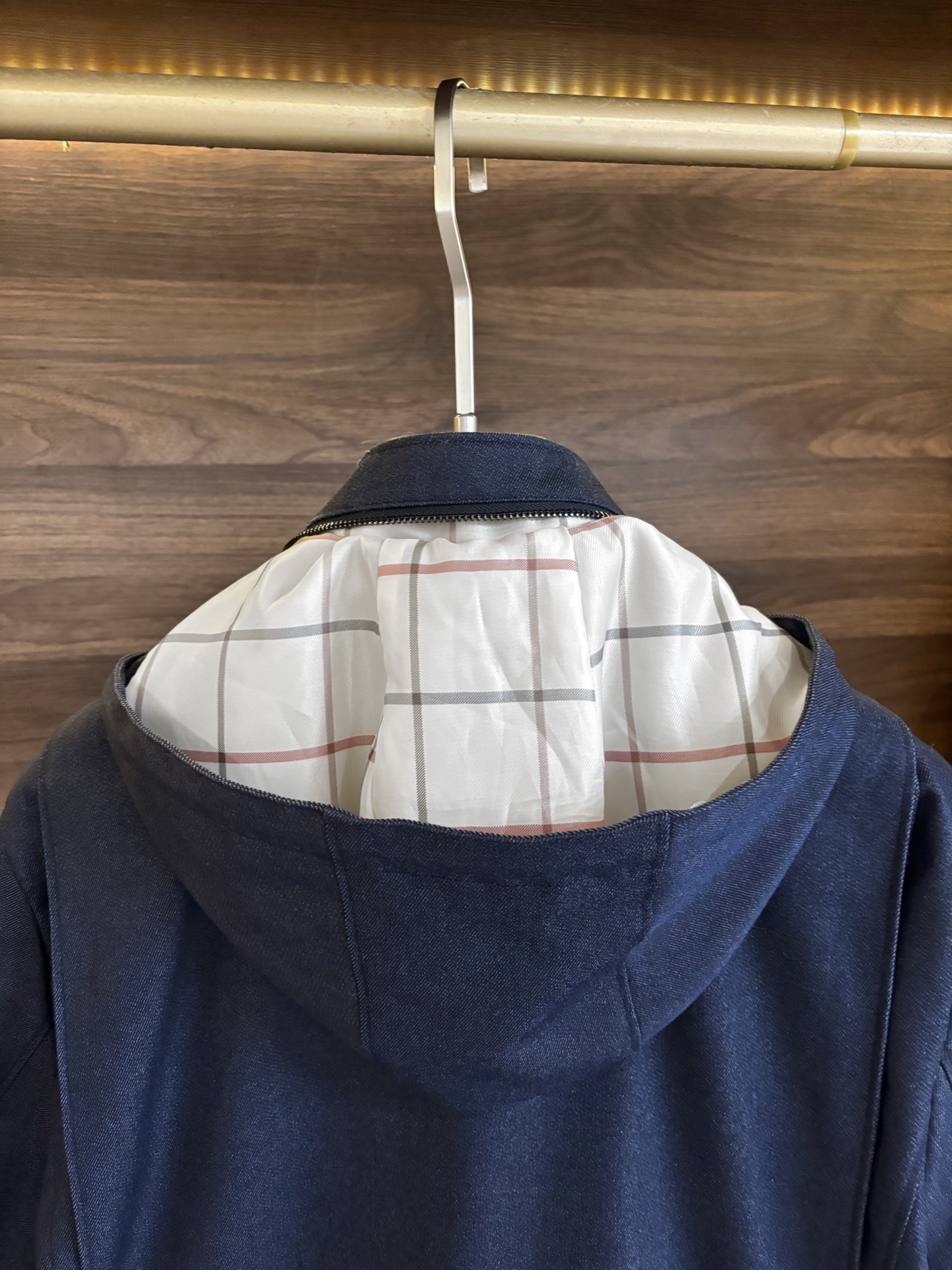 New#🟥Loro Piana 领先官网发售！该款大衣来自lP🆕家精心设计的春夏最新秀款单品。柔顺光滑的