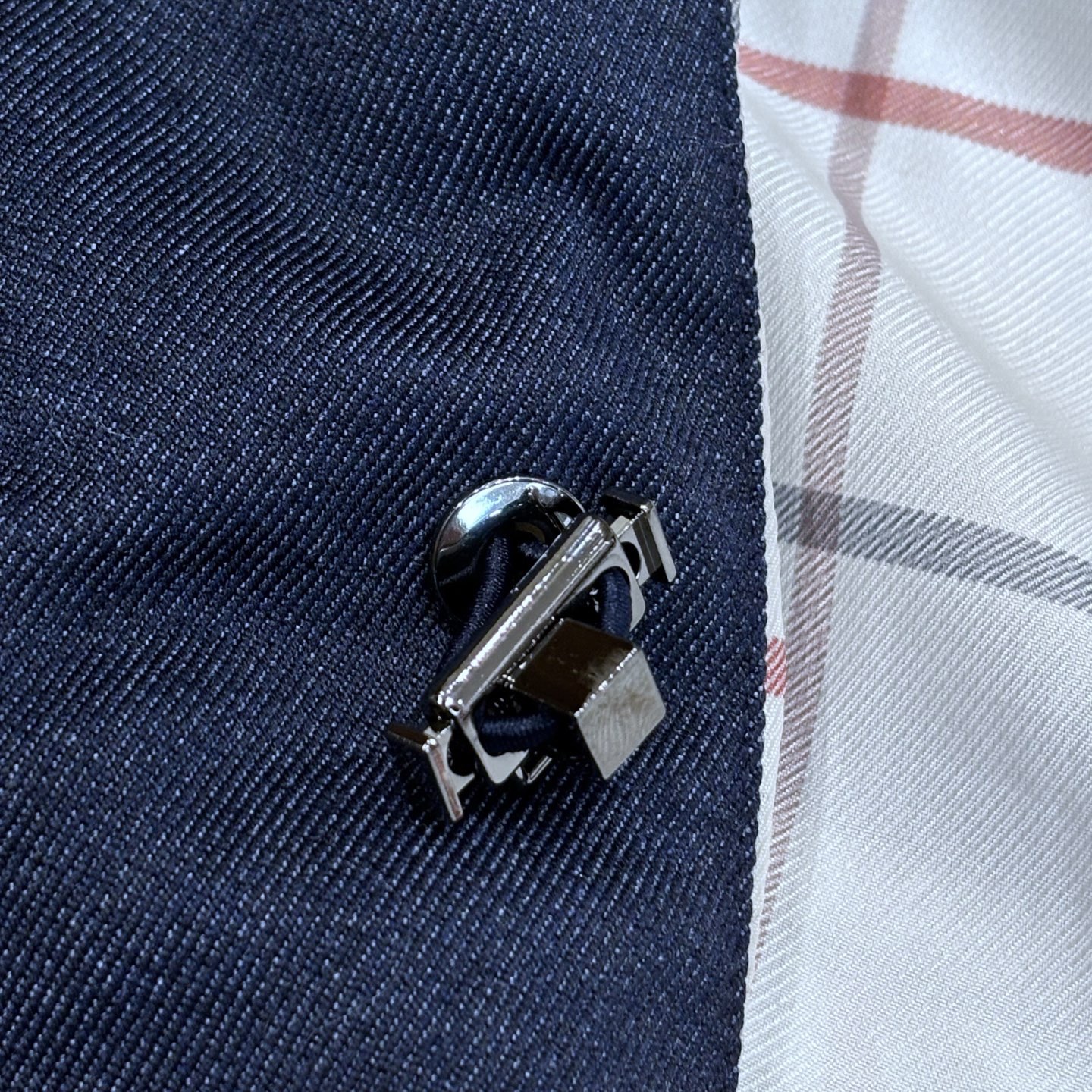 New#🟥Loro Piana 领先官网发售！该款大衣来自lP🆕家精心设计的春夏最新秀款单品。柔顺光滑的