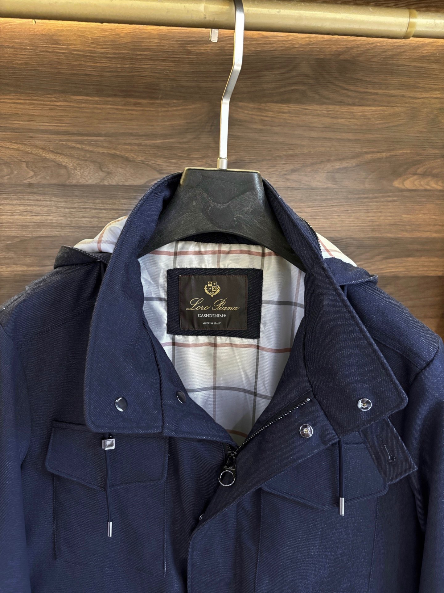 New#🟥Loro Piana 领先官网发售！该款大衣来自lP🆕家精心设计的春夏最新秀款单品。柔顺光滑的