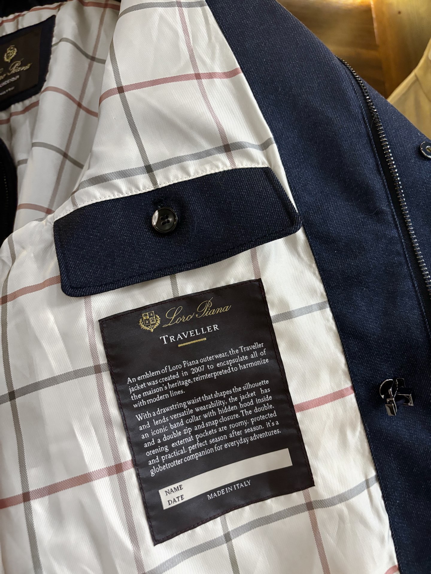 New#🟥Loro Piana 领先官网发售！该款大衣来自lP🆕家精心设计的春夏最新秀款单品。柔顺光滑的