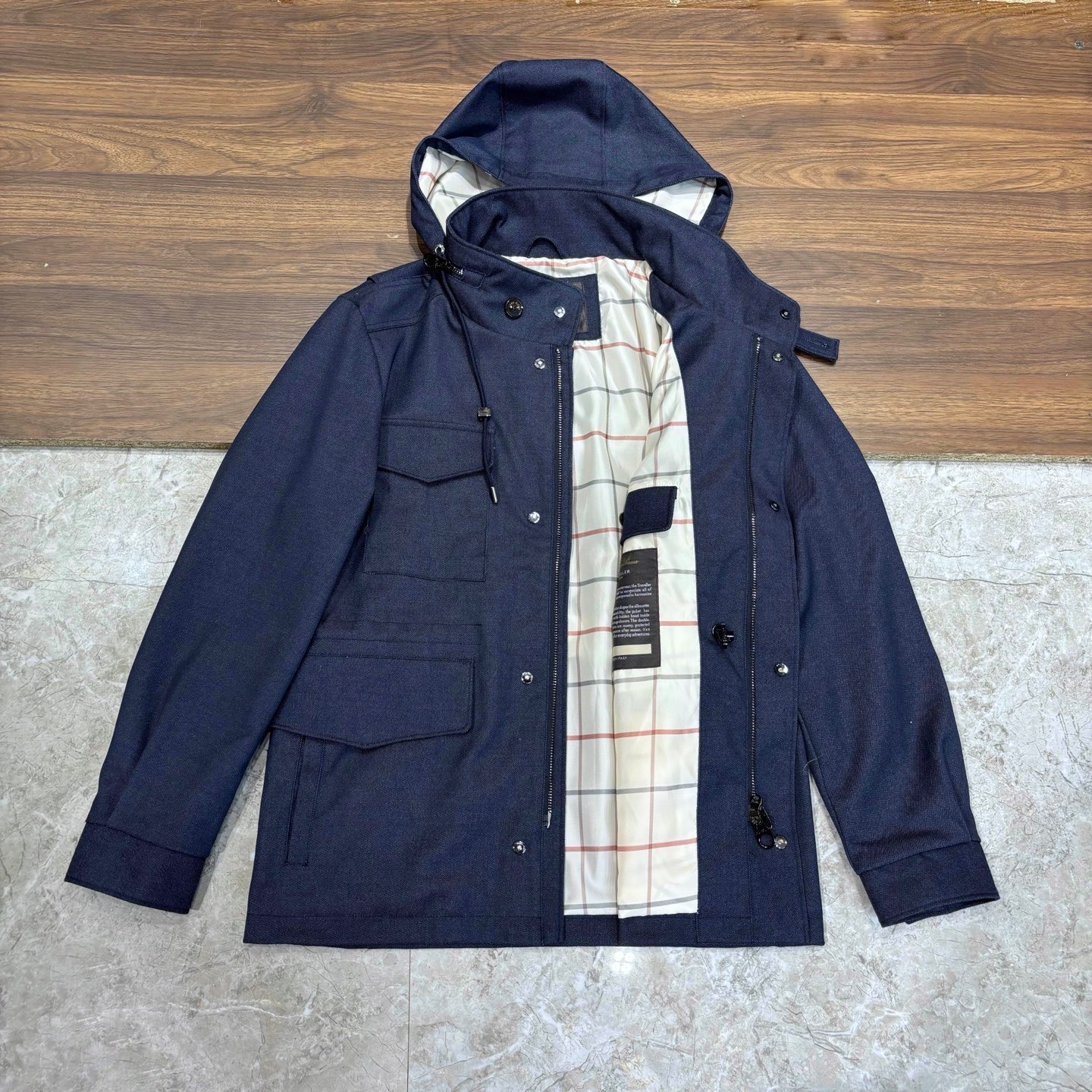 New#🟥Loro Piana 领先官网发售！该款大衣来自lP🆕家精心设计的春夏最新秀款单品。柔顺光滑的