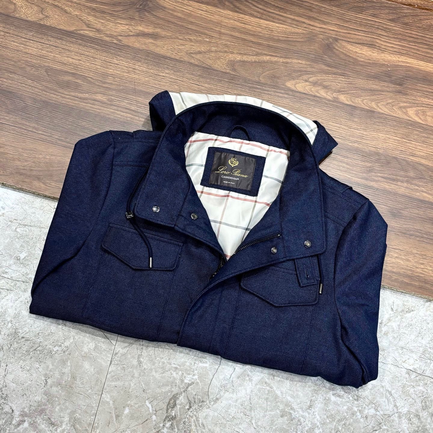 New#🟥Loro Piana 领先官网发售！该款大衣来自lP🆕家精心设计的春夏最新秀款单品。柔顺光滑的