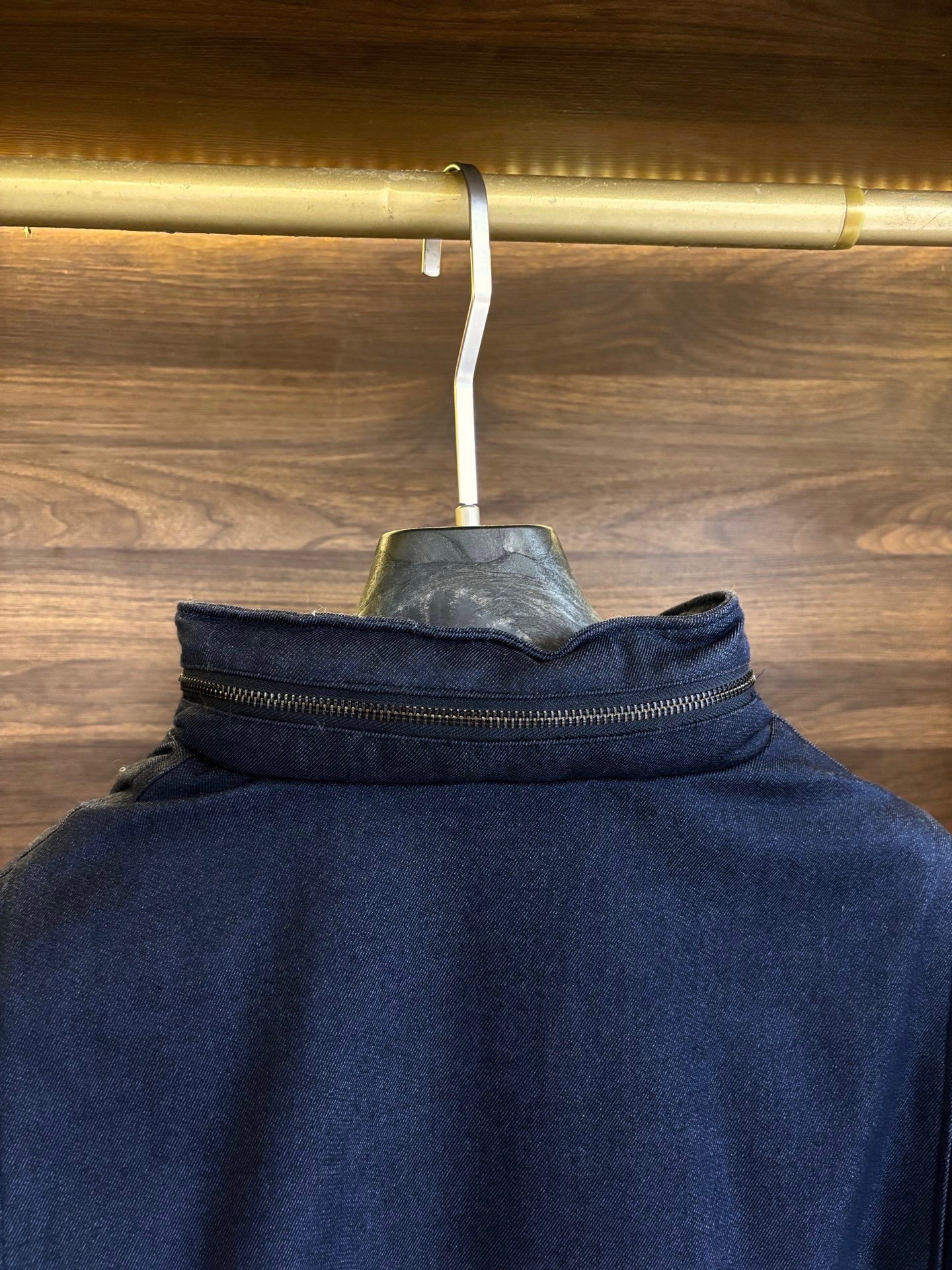 New#🟥Loro Piana 领先官网发售！该款大衣来自lP🆕家精心设计的春夏最新秀款单品。柔顺光滑的