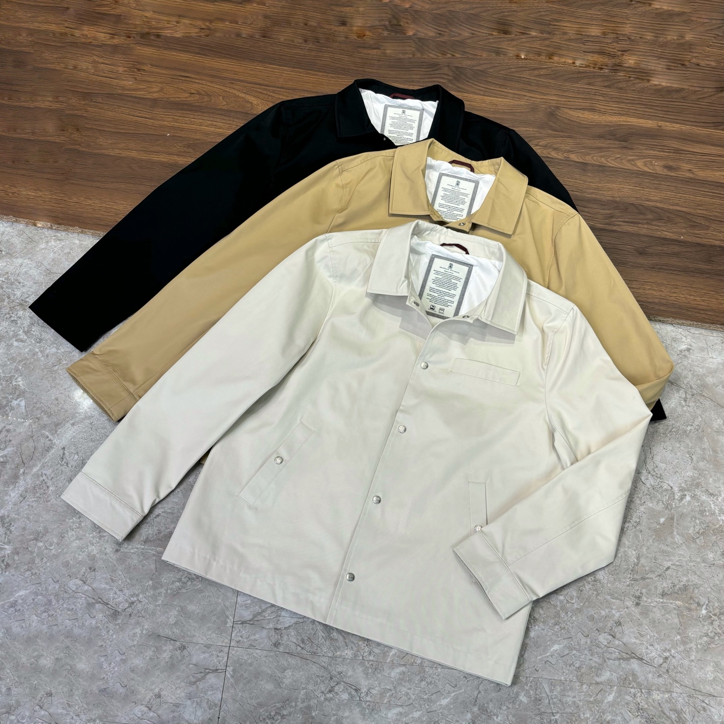 NO:518391,New# Brunello Cucinelli BC Italy Old-Crown Style Lapel Button Jacket, the latest Italian style Old-Crown Style~ From BC, known as a real luxury in the fashion industry, the love of high-quality control, continues the consistent low-key but high-quality style, with minimalist style, fabrics are king, and exquisite details, meeting the most appropriate definition of 'quality'. The top channel is the most famous cow, the low-key aristocrats in the jacket industry, the simple and fashionable design, the brand focuses on integrating simplicity and fashion elements to create a shirt jacket that meets daily wear needs without losing personality charm. A very high-end business casual style, a style that can be commuted and casual, the lapel design shows the urban elite style, beautiful and practical, close-fitting and smooth, business and casual style, and a double-bag creative design!  Super soft and tough, breathable. The details at the cuffs and neckline are also remarkable. The exquisite stitching is neat and fine, showing the exquisite craftsmanship. These seemingly insignificant details give the body the most considerate care in actual wear, and also add a sense of exquisiteness to the jacket. Fabric cotton color black white khaki size M-3XL (48-56), brunello cucinelli, jackets & coats, jackets & coats, shirts, alexander wang19860909New# Brunello Cucinelli BC 意大利 老钱风 翻领纽扣夹克外套,专柜最新款意式老钱风~出自被誉为时装界真正奢侈品的BC,高品控的挚爱,延续一贯地低调但高质的作派,风格极简,面料为王,细节精湛,满足了对“有品”最恰到好处的定义.渠道顶级牛货,夹克界的低调贵族,简约时尚的设计,品牌注重将简约与时尚元素相融合,打造出既符合日常穿着需求又不失个性魅力的衬衫夹克.很高级的商务休闲风,可通勤休闲的一款,翻领的设计示,更显都市精英风范,美观又实用,贴身爽滑细腻,商务休闲兼备款,双袋创意设计！超级柔软且具有韧性,透气感也是绝佳.袖口和领口处的细节处理同样可圈可点.精致的缝线工整细密,彰显出精湛的工艺水准.这些看似微不足道的细节,却在实际穿着中给予身体最贴心的呵护,同时也为外套增添了一份精致感. 面料棉 颜色黑色 白色 卡其 码数M-3XL（48-56）,,brunello cucinelli,jackets & coats,jackets & coats,shirts,alexander wang,Men's clothing