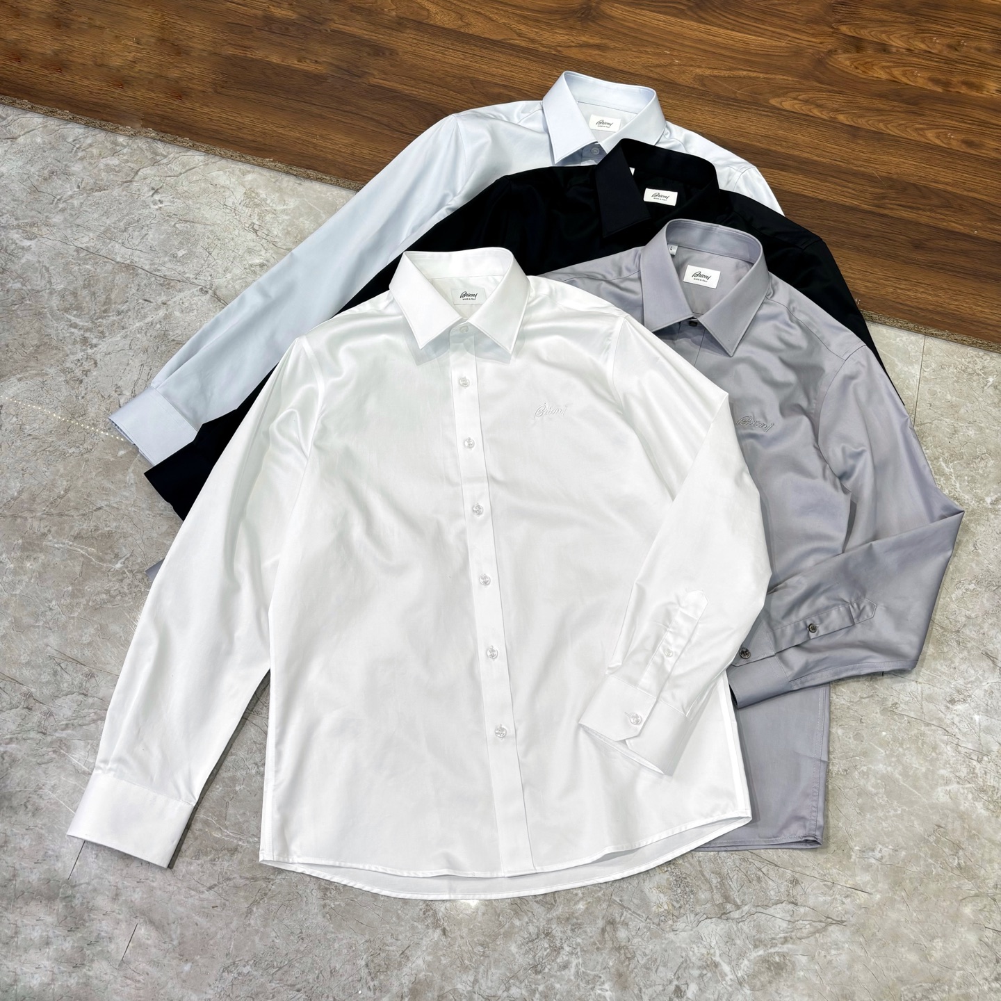 NO:518376,New# Brioni Zhenpin Business Casual Solid Color High-Stack Long-Sleeve Shirt, Zhenpin Customized Business Casual Solid Color High-Stack Long-Sleeve Shirt! Trading companies have sparse channels, a truly limited-level luxury item! The selected customers are made of 120 high-stitch tribute satin cotton. The fabric feels smooth and soft, and the breathability and moisture absorption are very strong, giving you the most comfortable wearing! The flocking body is glossy and elegant, bringing an unprecedented sense of high quality and low luxury, allowing you to inadvertently highlight your identity and status! The embroidered on the chest is embroidered with exquisite text, and the hidden placket is decorated with customized natural mother-shaped buttons. Each piece is round and full, injecting a hint of elegant atmosphere into the entire shirt. The unique sharp little pointed collar is a more comprehensive interpretation of the trend pioneer, and you can easily grasp it in business and leisure! Color black white blue gray Number of 38-43 (S-3XL),,shirts,alexander wang19860909New# Brioni 布里奥尼 臻品商务休闲纯色高支高密长袖衬衫,臻品定制商务休闲纯色高支高密长袖衬衫！贸易公司渠道稀出,一件真正意义上的限量级高奢单品！ 精选客供120支高支贡缎綿材质制作而成,面料触感爽滑柔软,透气性与吸湿性都非常强悍,给你最舒适的穿着体现！衣身以植绒工艺呈现的光泽度大气有质感,带来前所未有的高逼格低奢感,让你在不经意间凸显身份与地位！ 胸前刺绣精致文字点缀,暗门襟处饰以客供定制天然母贝扣,颗颗光泽圆润饱满,为整件衬衣注入一丝高雅气息,独特的锐气小尖领则更加全面的解读潮流先锋,无论商务休闲都即可轻松拿捏！ 颜色黑色 白色 蓝色 灰色 码数38-43 (S-3XL),,shirts,alexander wang,Men's clothing