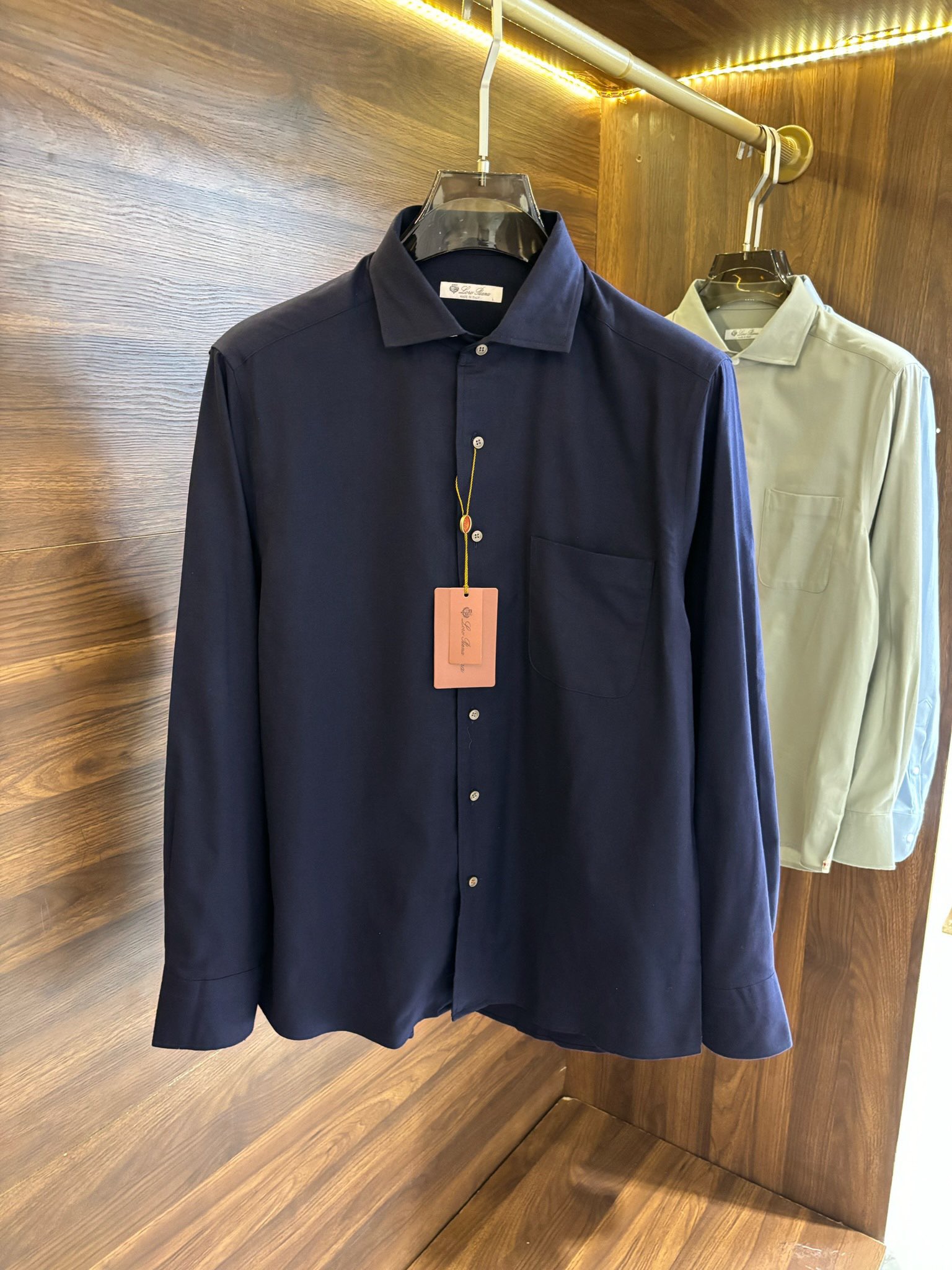 New#🟥lP🆕 老钱风 渠道顶级款磨毛绒面长袖衬衫，这款磨毛衬衫它不仅拥有百搭的特性，适合各种通勤场合