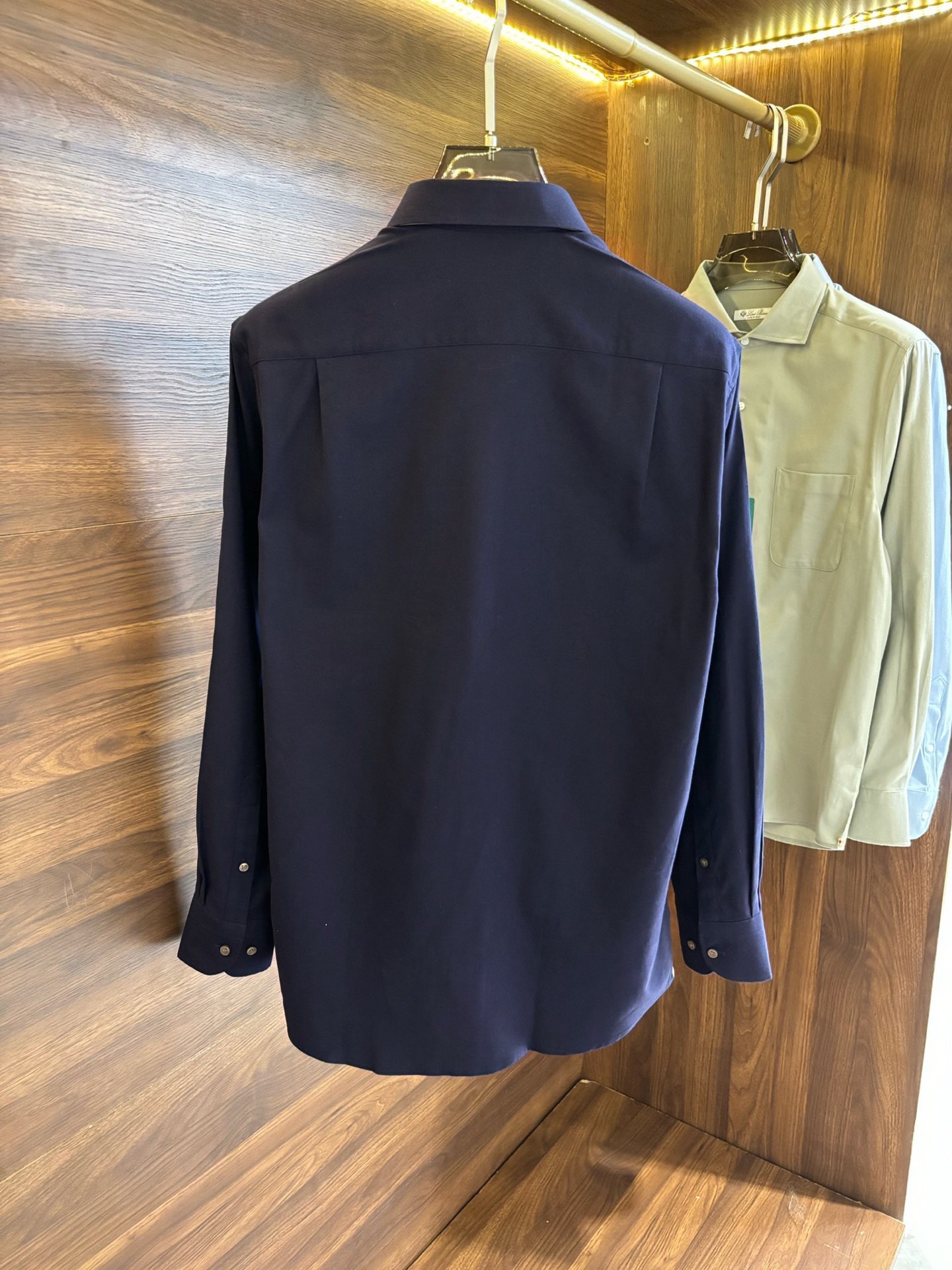 New#🟥lP🆕 老钱风 渠道顶级款磨毛绒面长袖衬衫，这款磨毛衬衫它不仅拥有百搭的特性，适合各种通勤场合