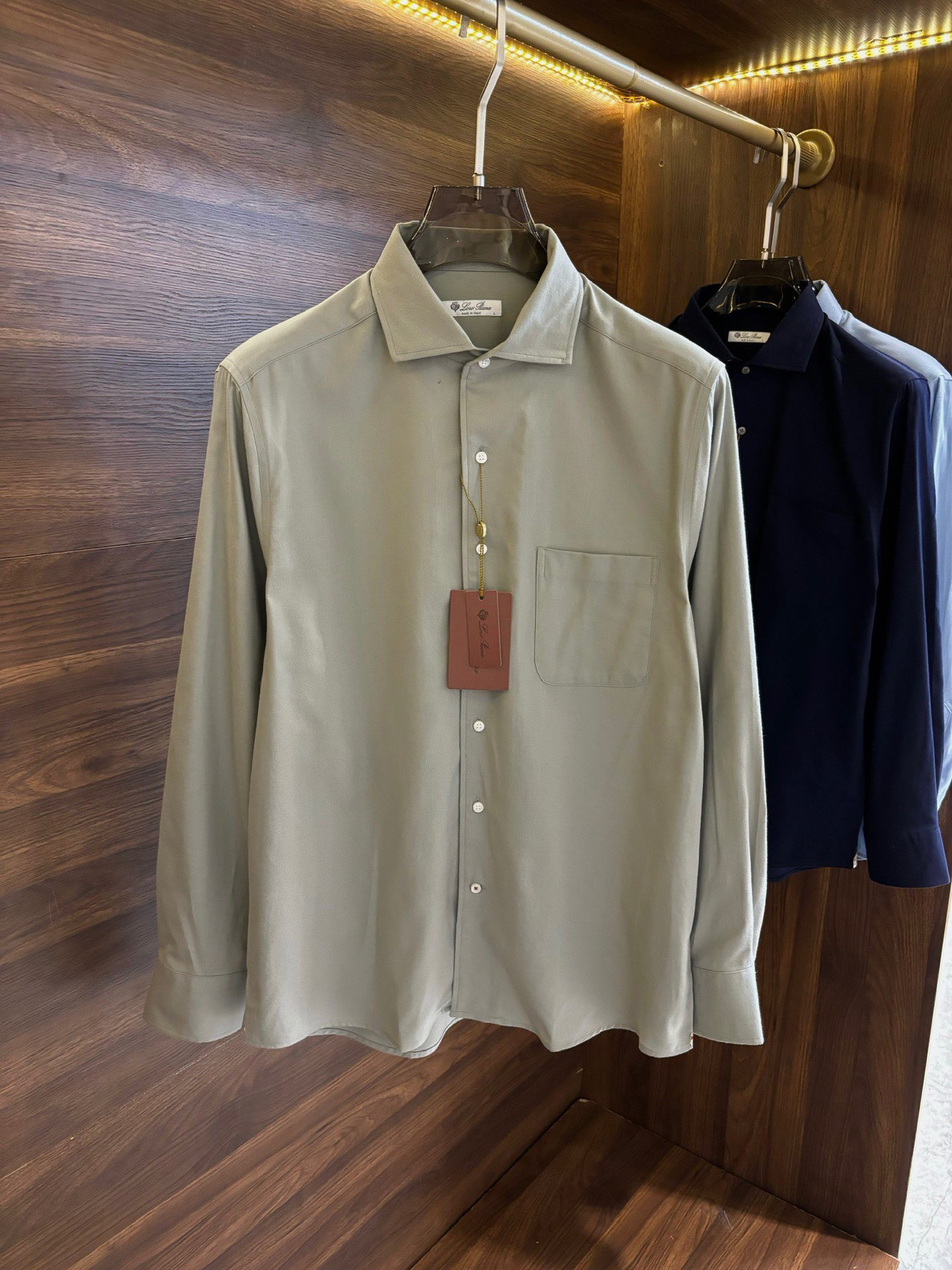 New#🟥lP🆕 老钱风 渠道顶级款磨毛绒面长袖衬衫，这款磨毛衬衫它不仅拥有百搭的特性，适合各种通勤场合