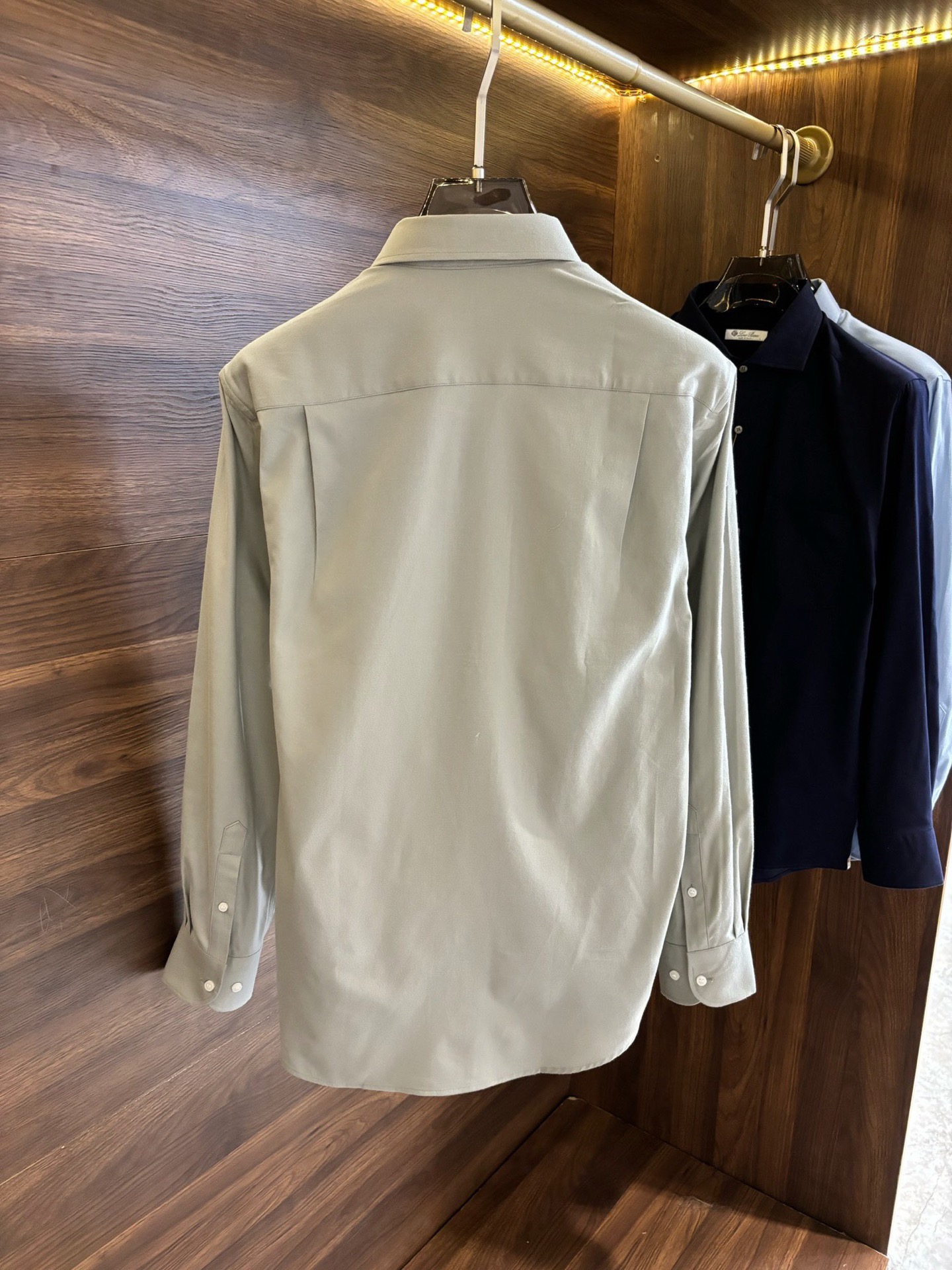 New#🟥lP🆕 老钱风 渠道顶级款磨毛绒面长袖衬衫，这款磨毛衬衫它不仅拥有百搭的特性，适合各种通勤场合