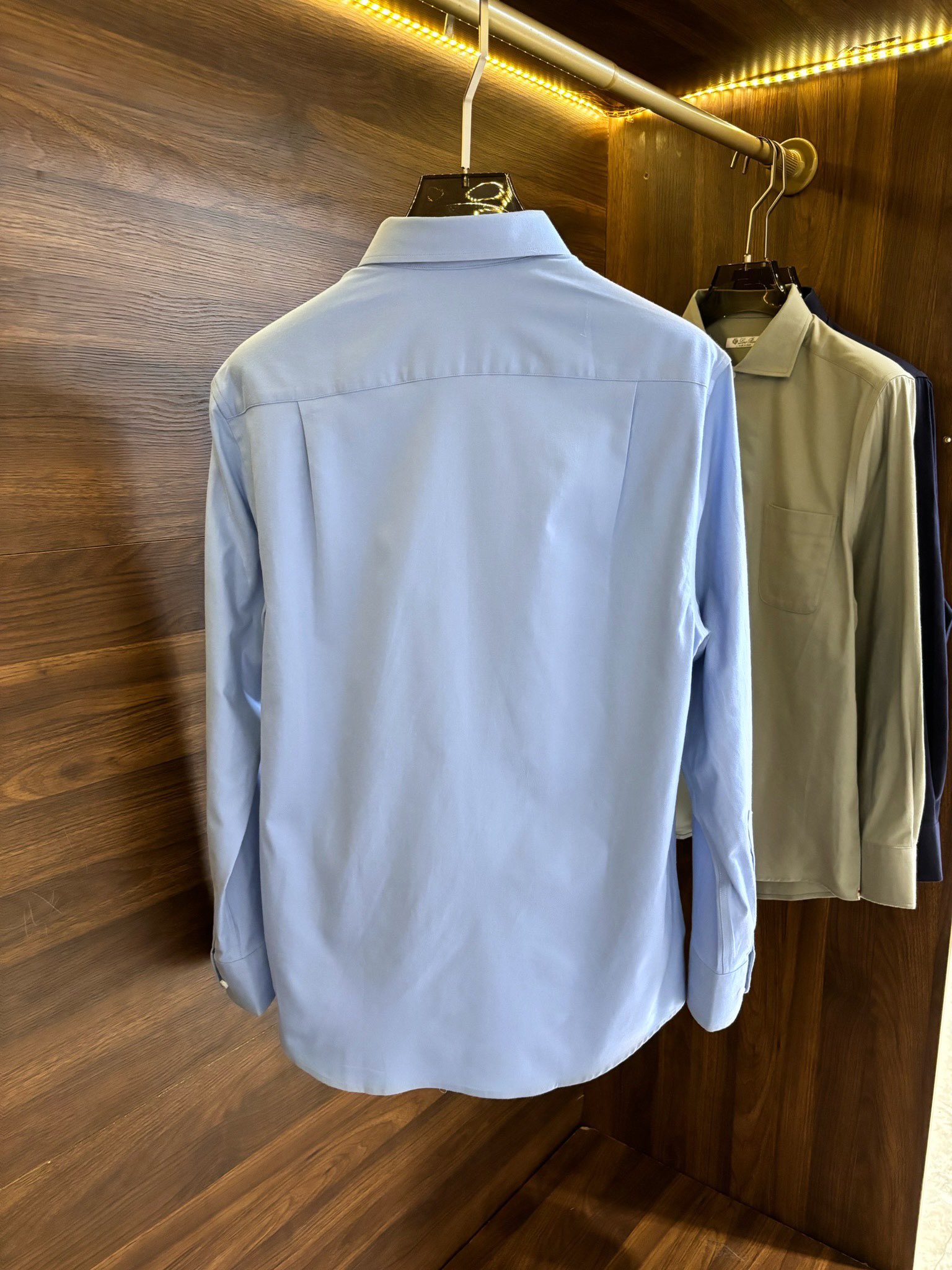 New#🟥lP🆕 老钱风 渠道顶级款磨毛绒面长袖衬衫，这款磨毛衬衫它不仅拥有百搭的特性，适合各种通勤场合