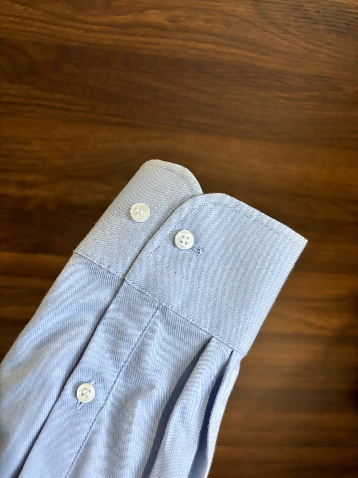 New#🟥lP🆕 老钱风 渠道顶级款磨毛绒面长袖衬衫，这款磨毛衬衫它不仅拥有百搭的特性，适合各种通勤场合