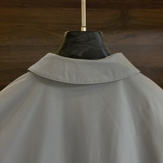 New#🟥Kiton 小翻领可收腰风衣夹克,这款夹克最大的亮点在于领子后面拼皮的设计,它又摇身一变成为一 New#🟥Kiton 小翻领可收腰风衣夹克,这款夹克最大的亮点在于领子后面拼皮的设计,它又摇身一变成为一